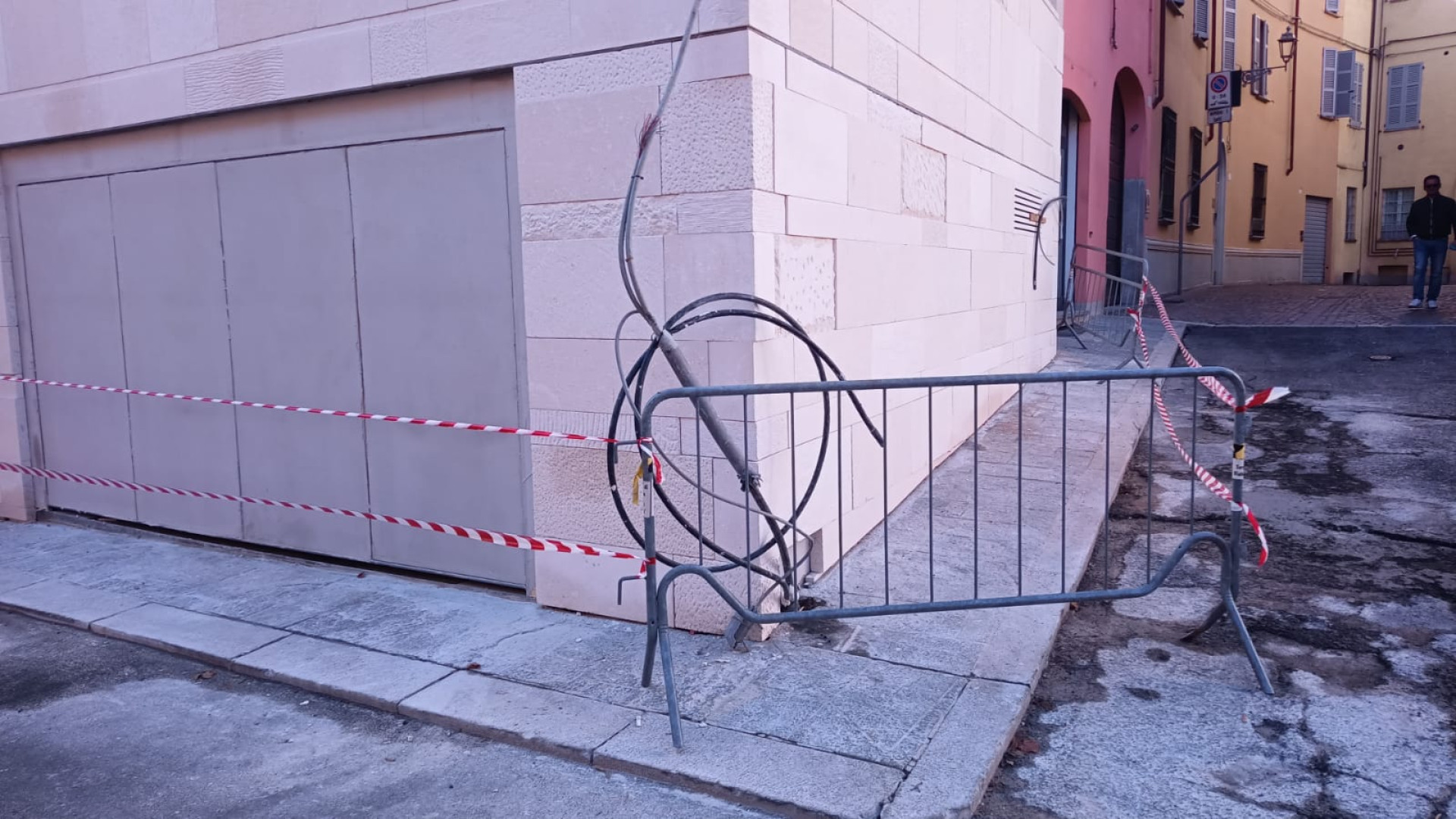 Cavi elettrici sul marciapiede: sopralluogo dei vigili del fuoco in via Pace