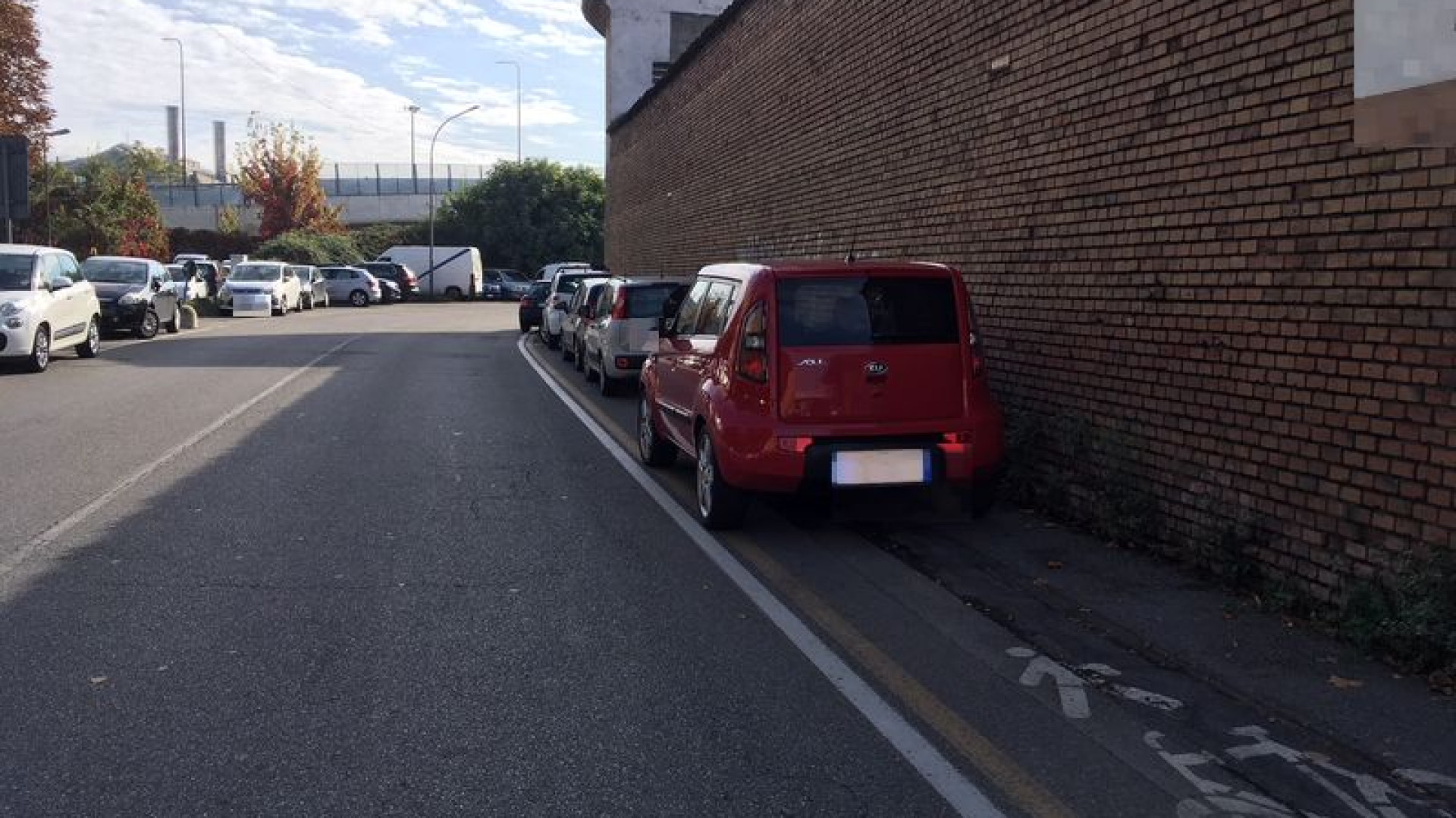 Soste selvagge in via XXI Aprile: auto in mezzo alla strada e sulla pista ciclo-pedonale