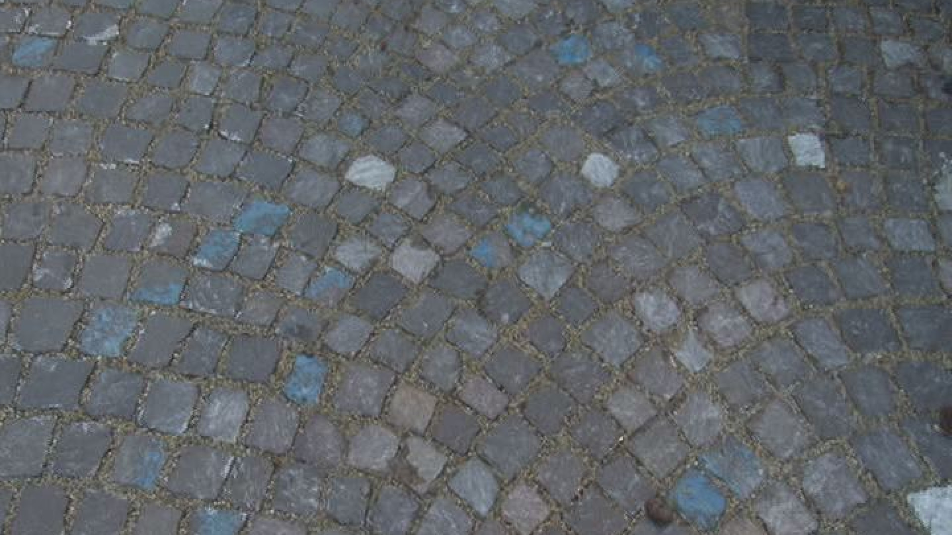 Viale Abbadia, il nuovo selciato diventa un mosaico multicolore