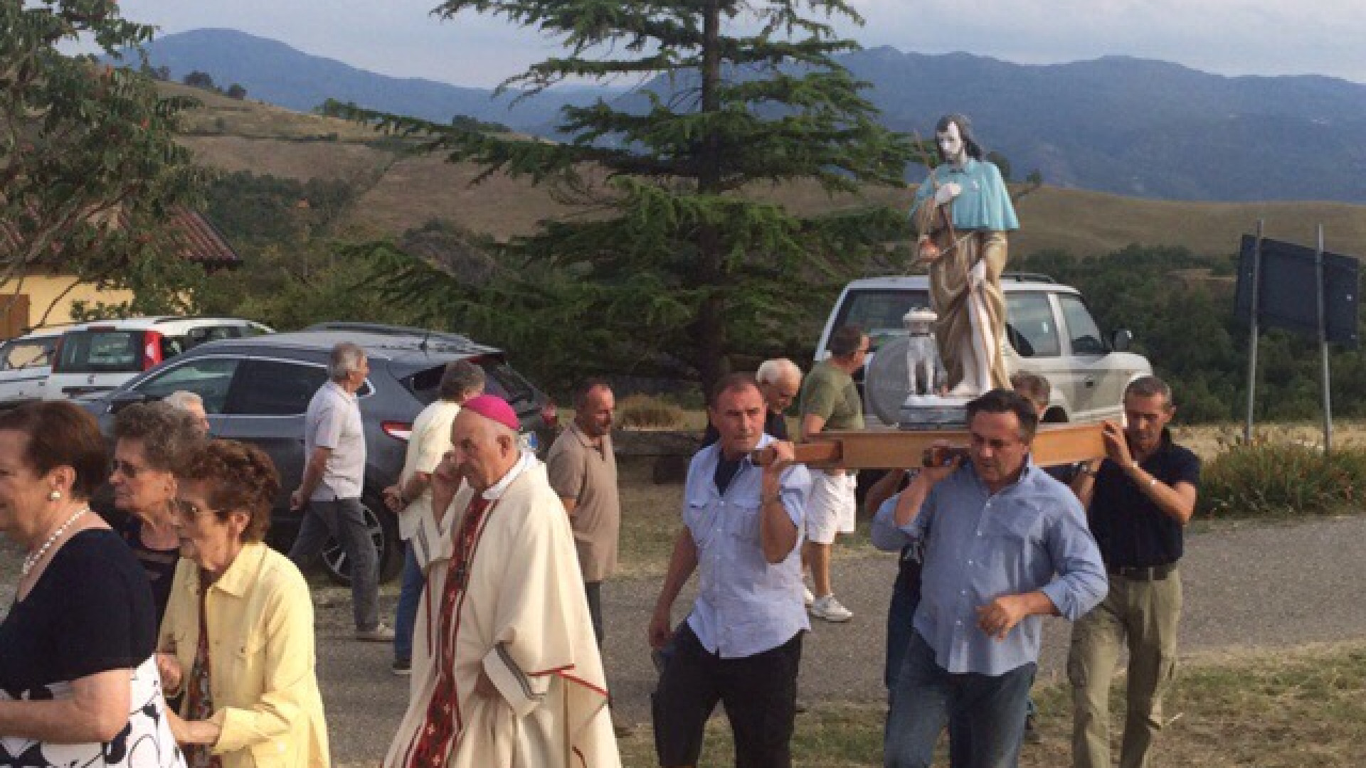 Monsignor Corbellini celebra la messa di S.Rocco a Scarniago