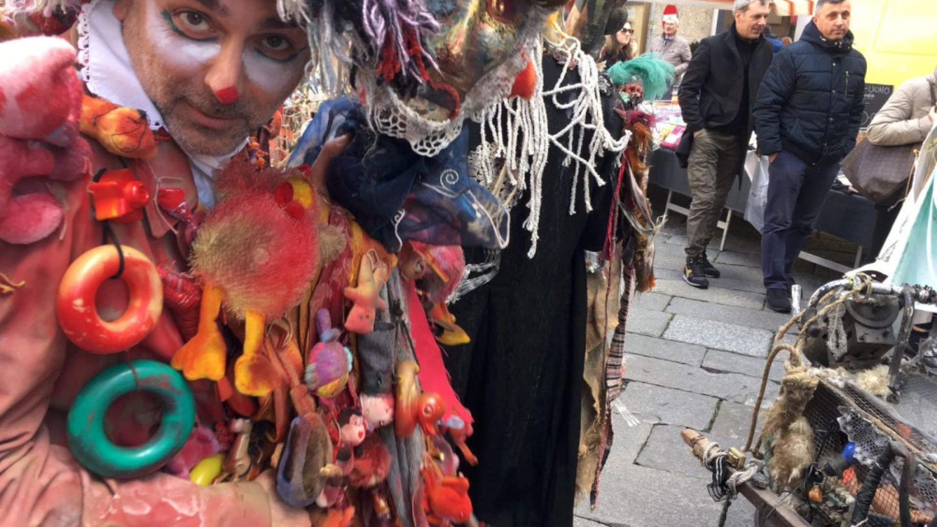 Carnevale a Piacenza, festa tra i banchi del mercato. Stasera balli anni 80