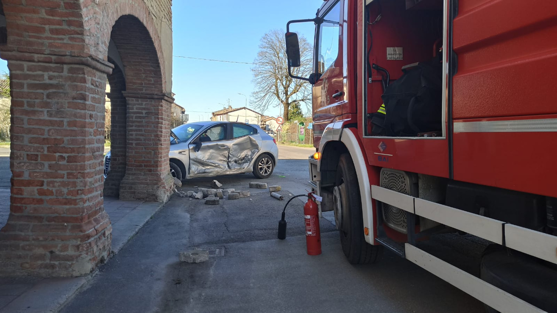 Ennesimo incidente a Chiavenna Landi: due auto si scontrano, una finisce contro un portico