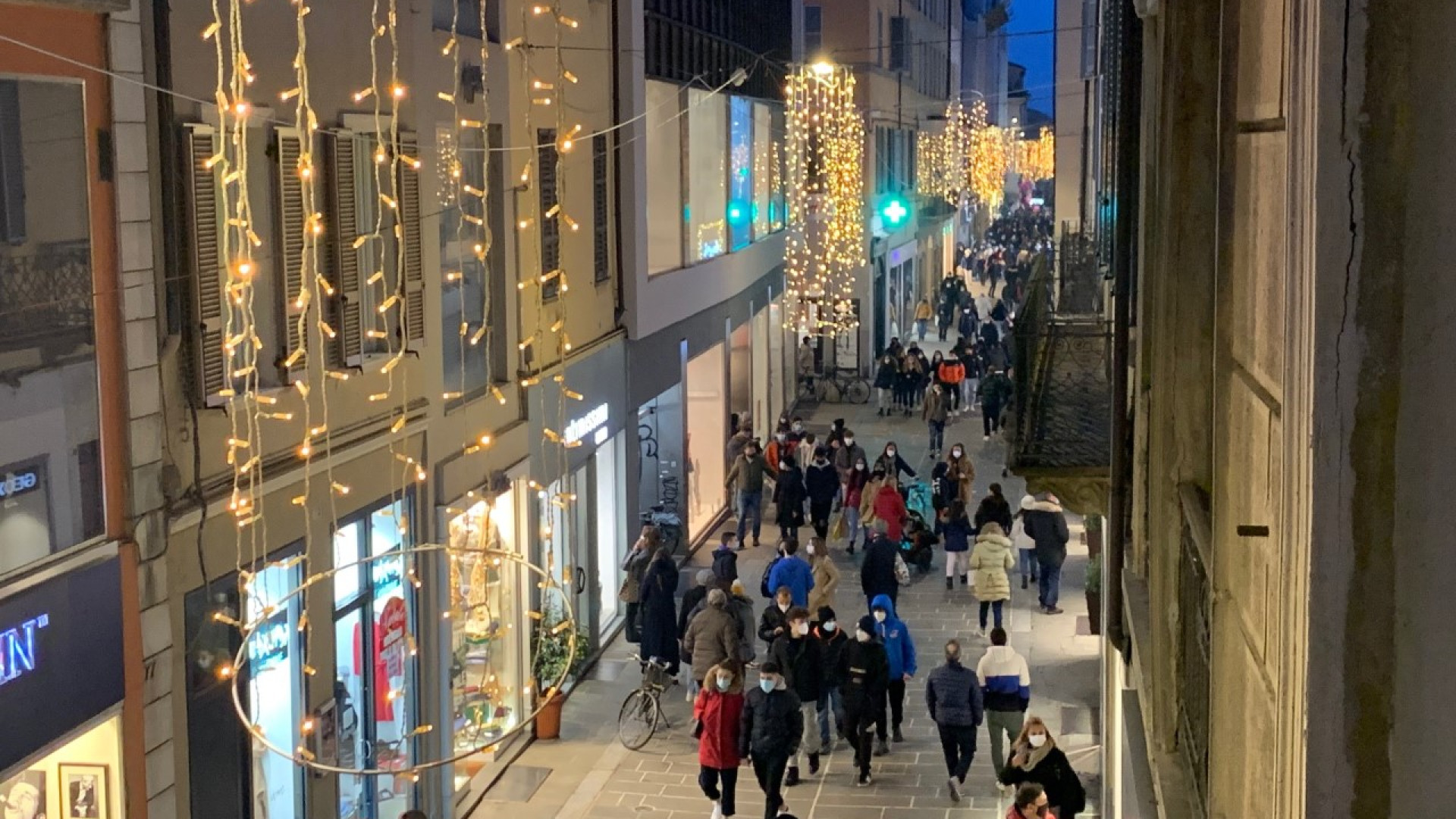 L'ultimo pomeriggio in centro: affollamento ma niente corsa finale ai regali. "Sarà un Natale diverso"