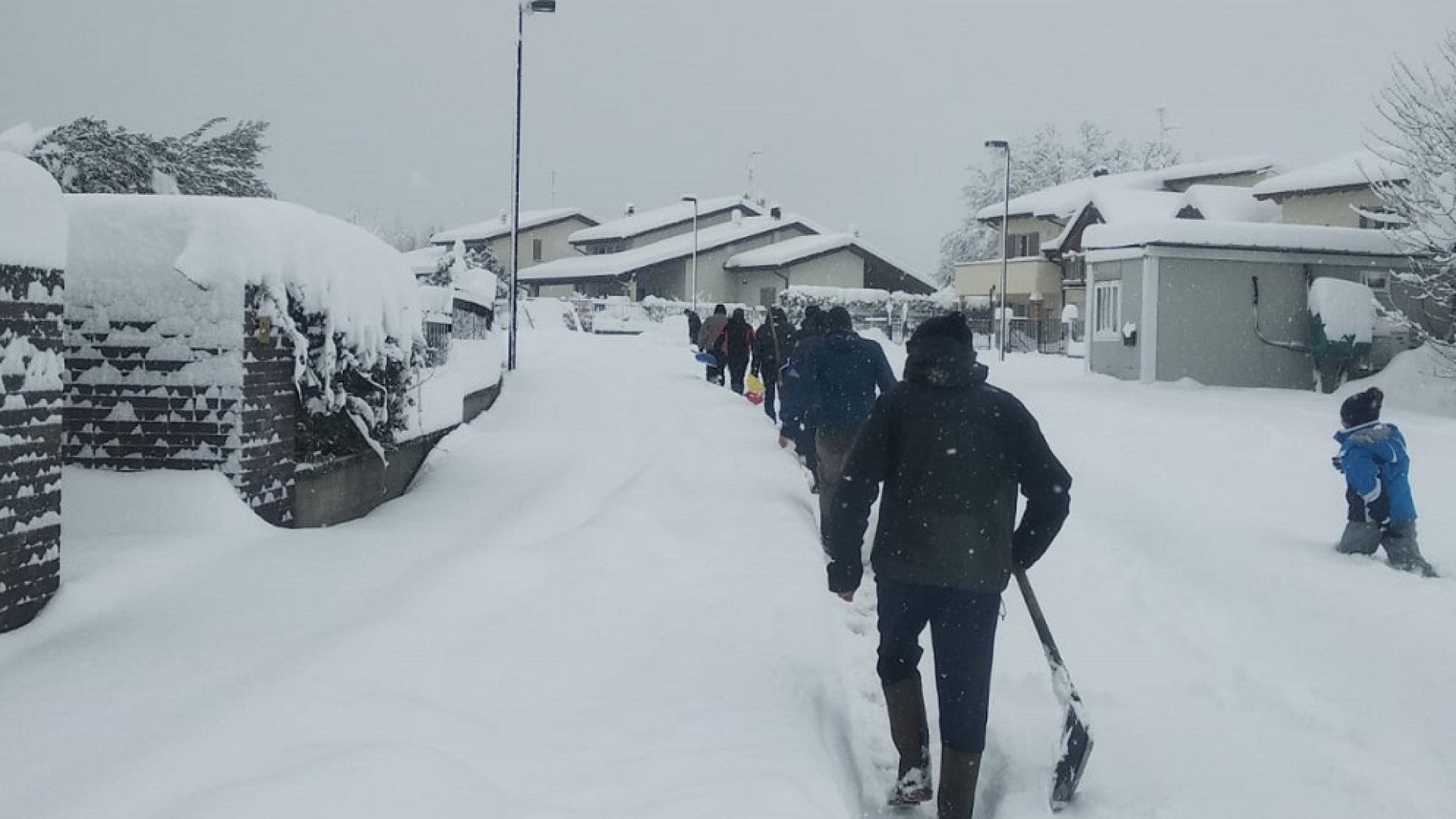 Auto del medico bloccata dalla neve: i vicini "armati di pala" accorrono in aiuto