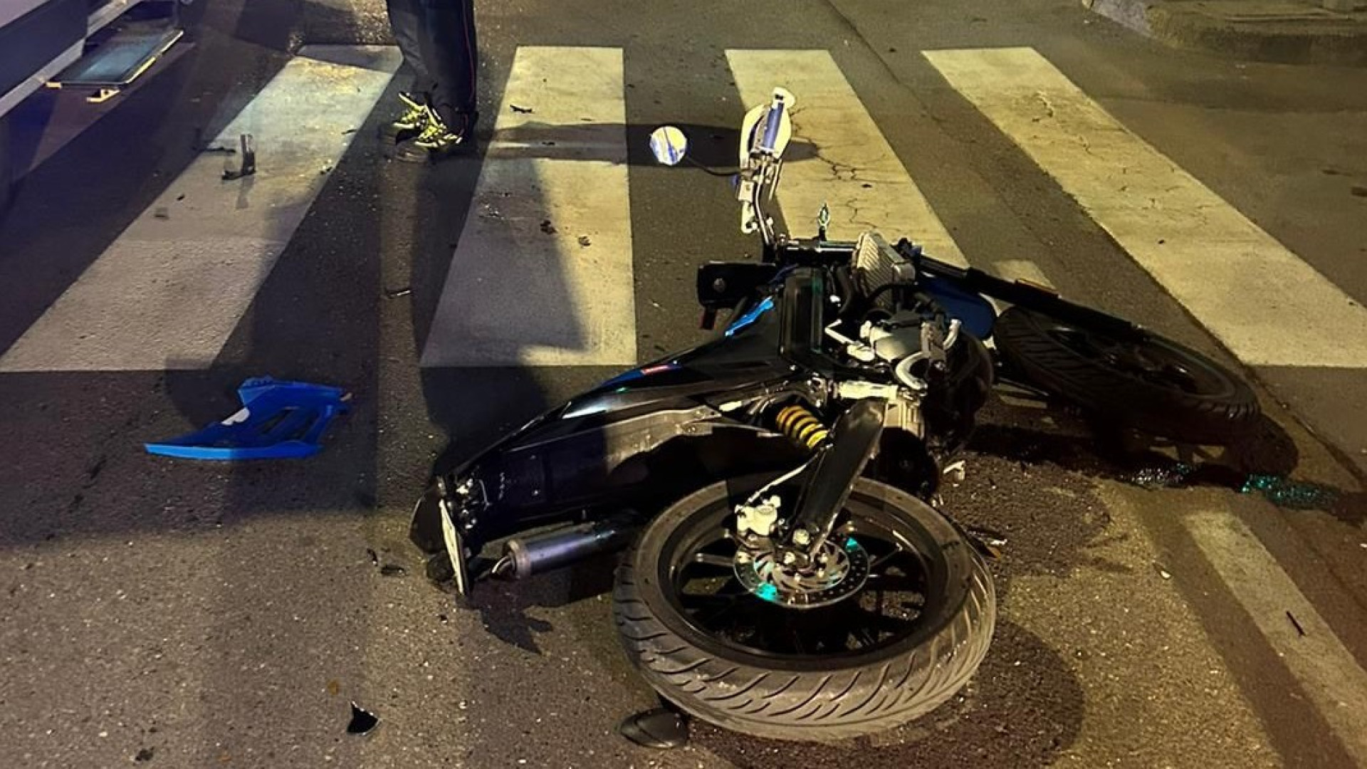 Si scontra con un'auto a San Nicolò, 15enne sbalzato dalla moto finisce sull'asfalto