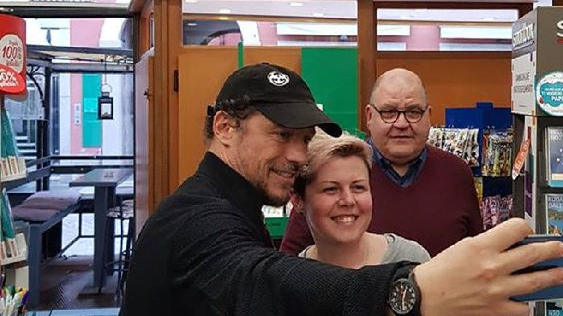 Stefano Accorsi spunta in libreria e fa un selfie, il titolare: "Persona affabile"