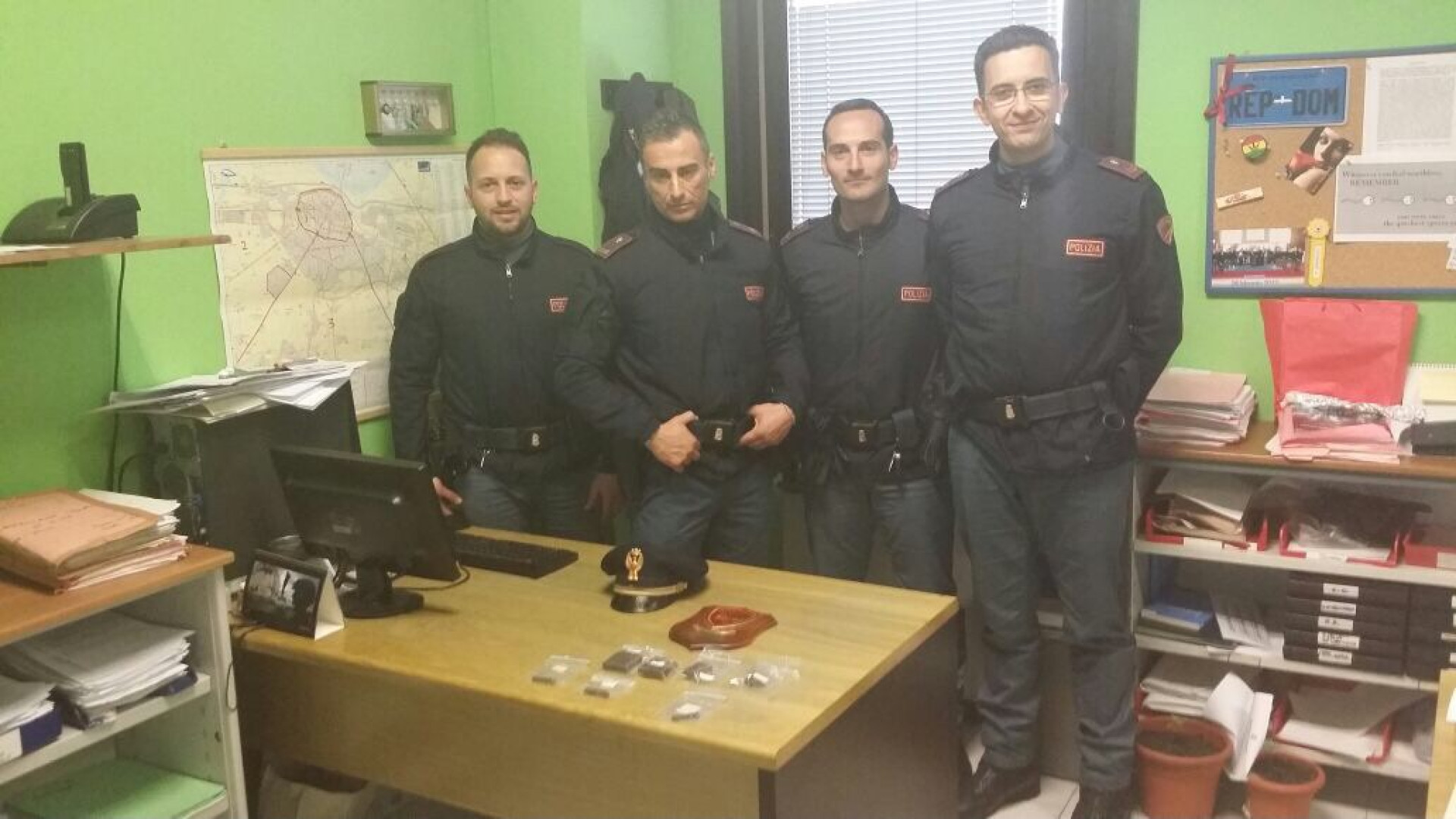 Spaccio in un appartamento del centro, due giovani in manette