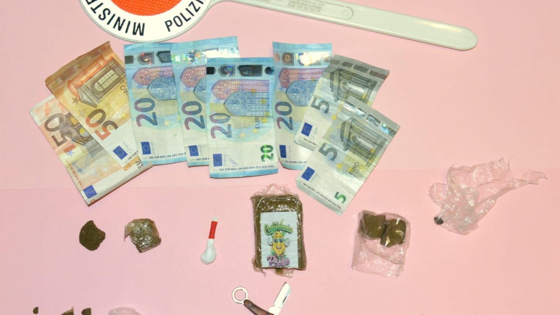 Spaccia hashish a due ragazzi e a una minorenne, 21enne arrestato in via Negri