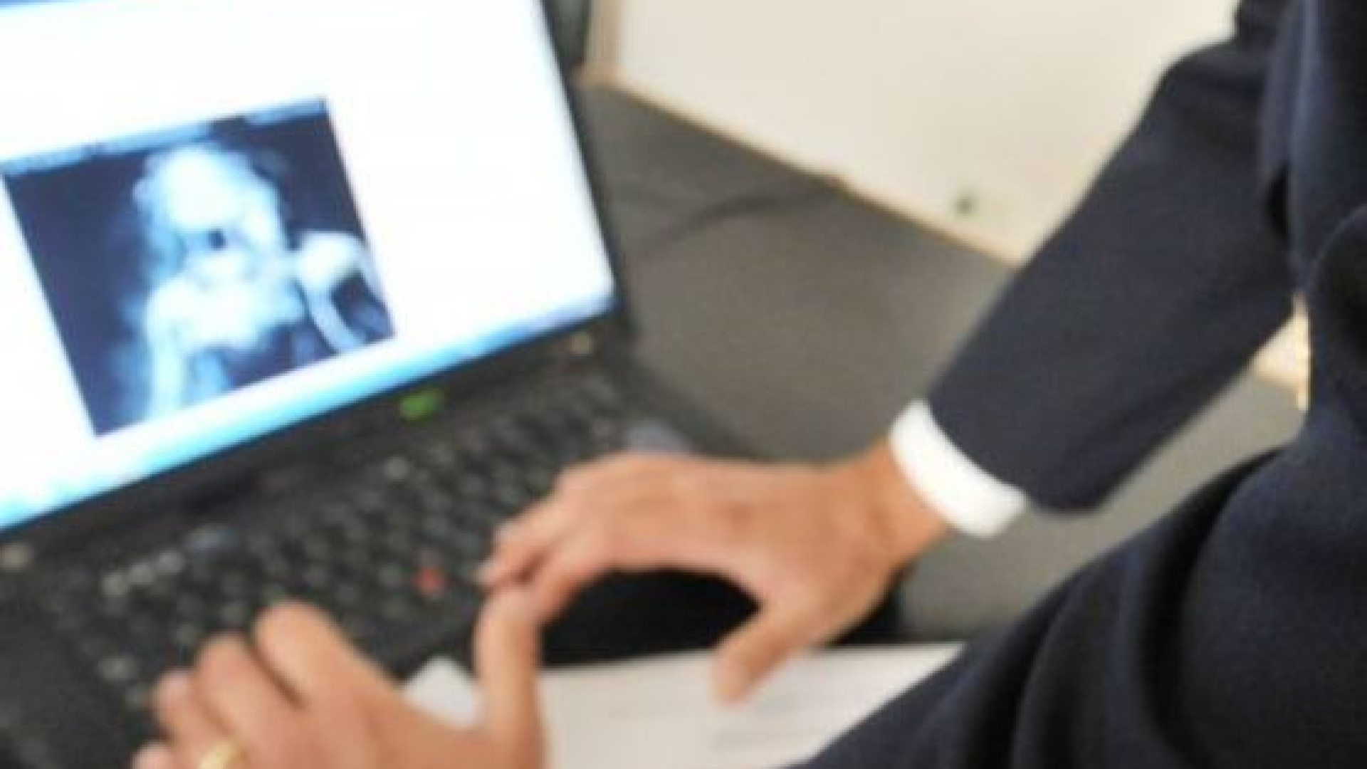 Pubblica foto della ex fidanzata e il cellulare della madre: condannato