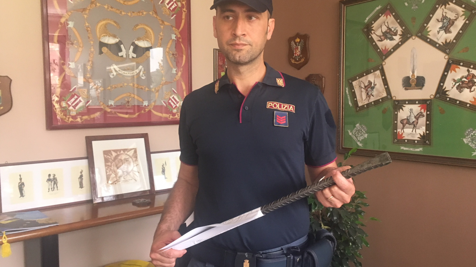 Urla dal balcone e mette in fuga un uomo che tenta di forzare un furgone: arrestato ladro