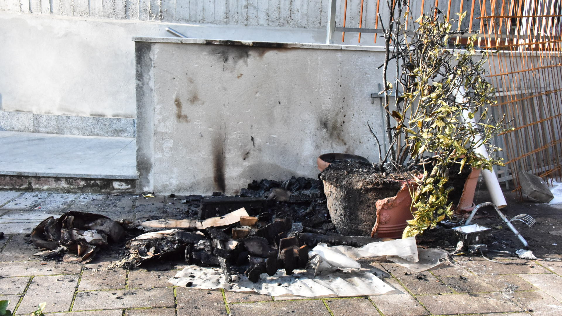 Vandali alla chiesa di Santa Franca. A fuoco bancali e vasi