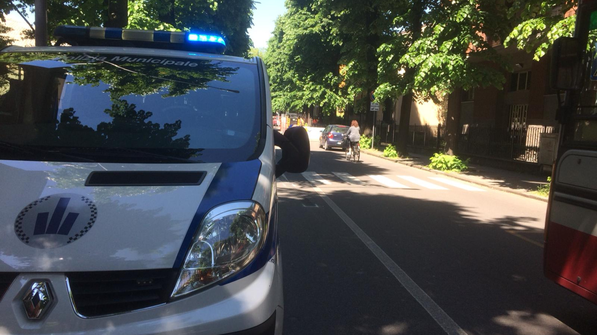 Due bambini travolti da un furgone mentre attraversano la strada