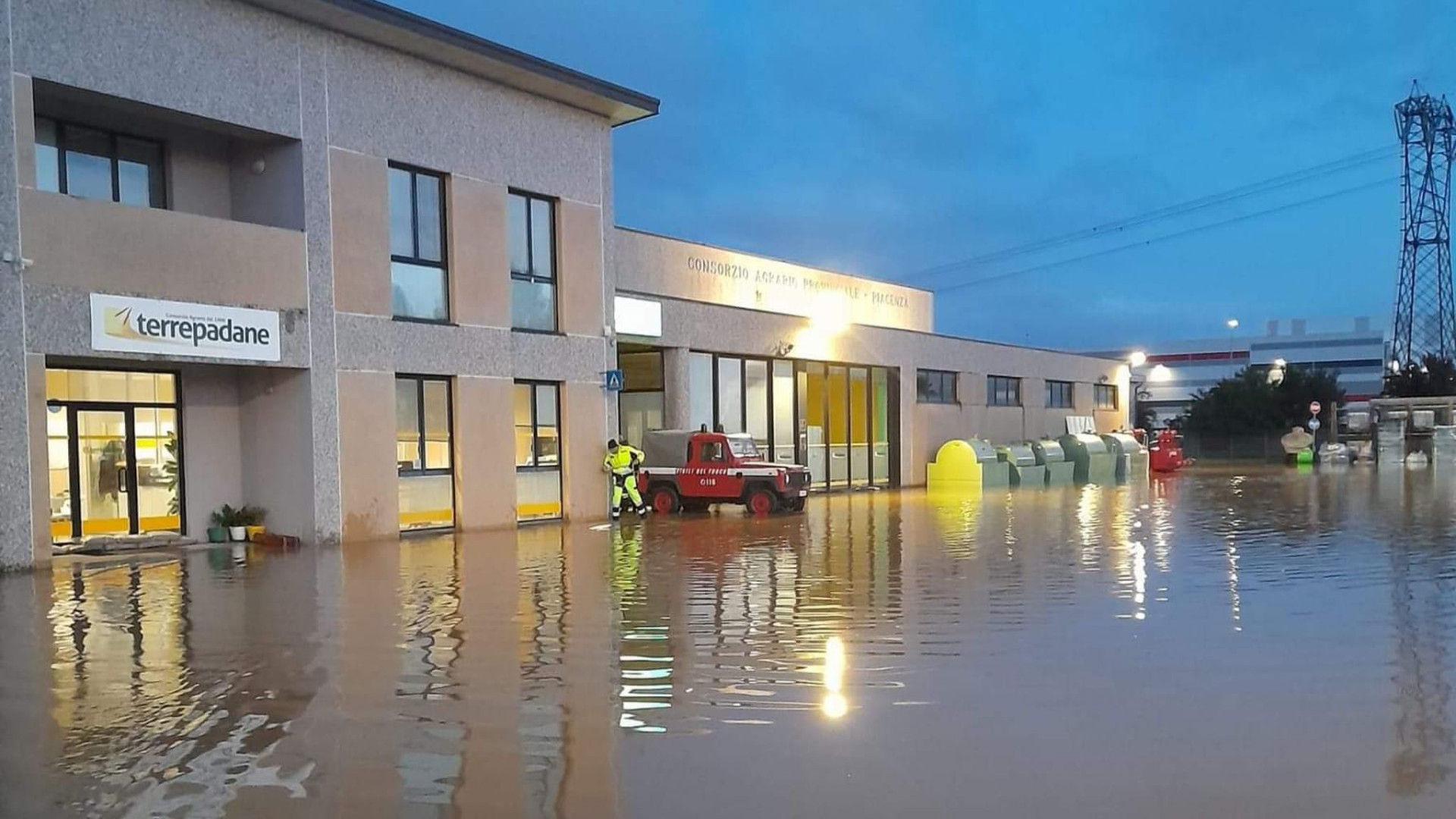 Maltempo, campi e strade allagate: cento volontari della Protezione civile impegnati