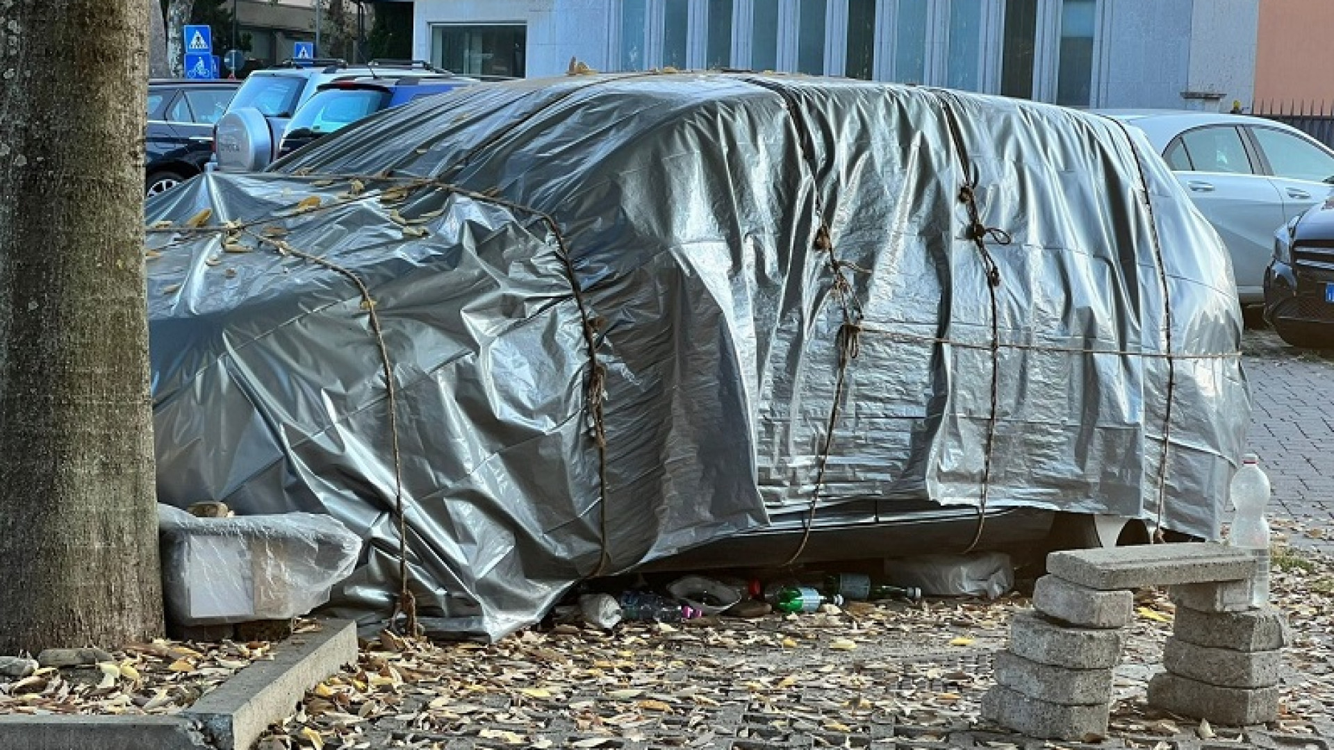 Auto che di notte si trasforma in abitazione. Soresi: "Il Comune intervenga"