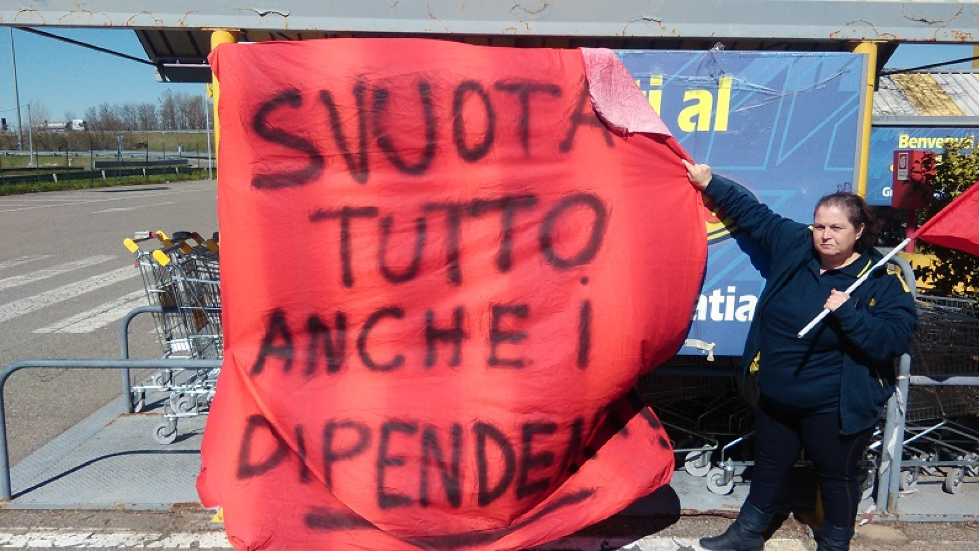 Mercatone Uno, lavoratori: "Svuota tutto, i dipendenti li butto"
