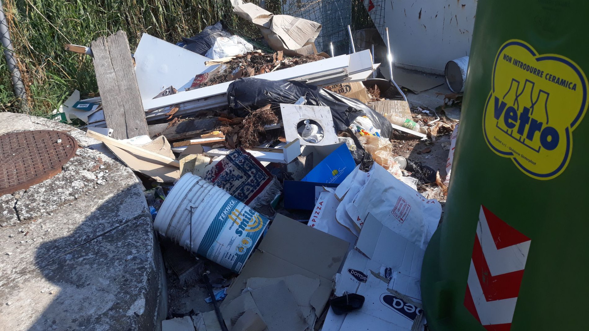 Amianto lasciato in un campo e rifiuti buttati a bordo strada