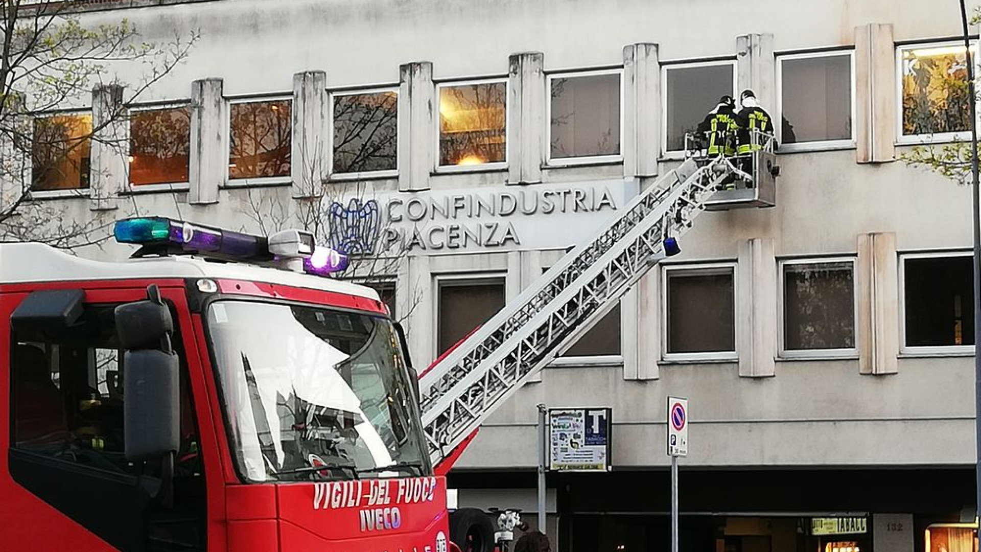 Cadono calcinacci da palazzo Cheope, vigili del fuoco sul posto