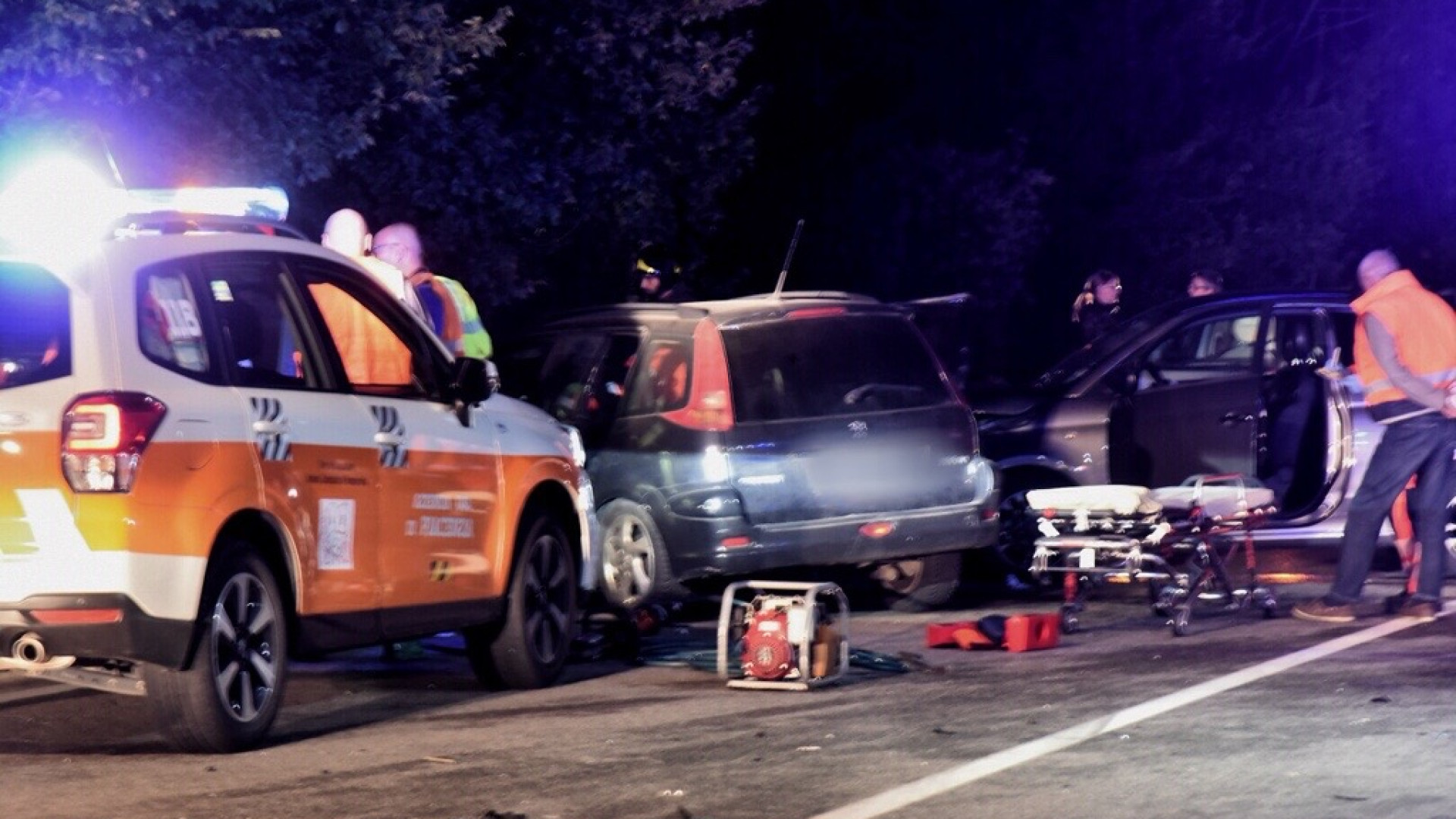 Terribile schianto frontale tra due auto nei pressi di Fossadello, coinvolto anche un camion