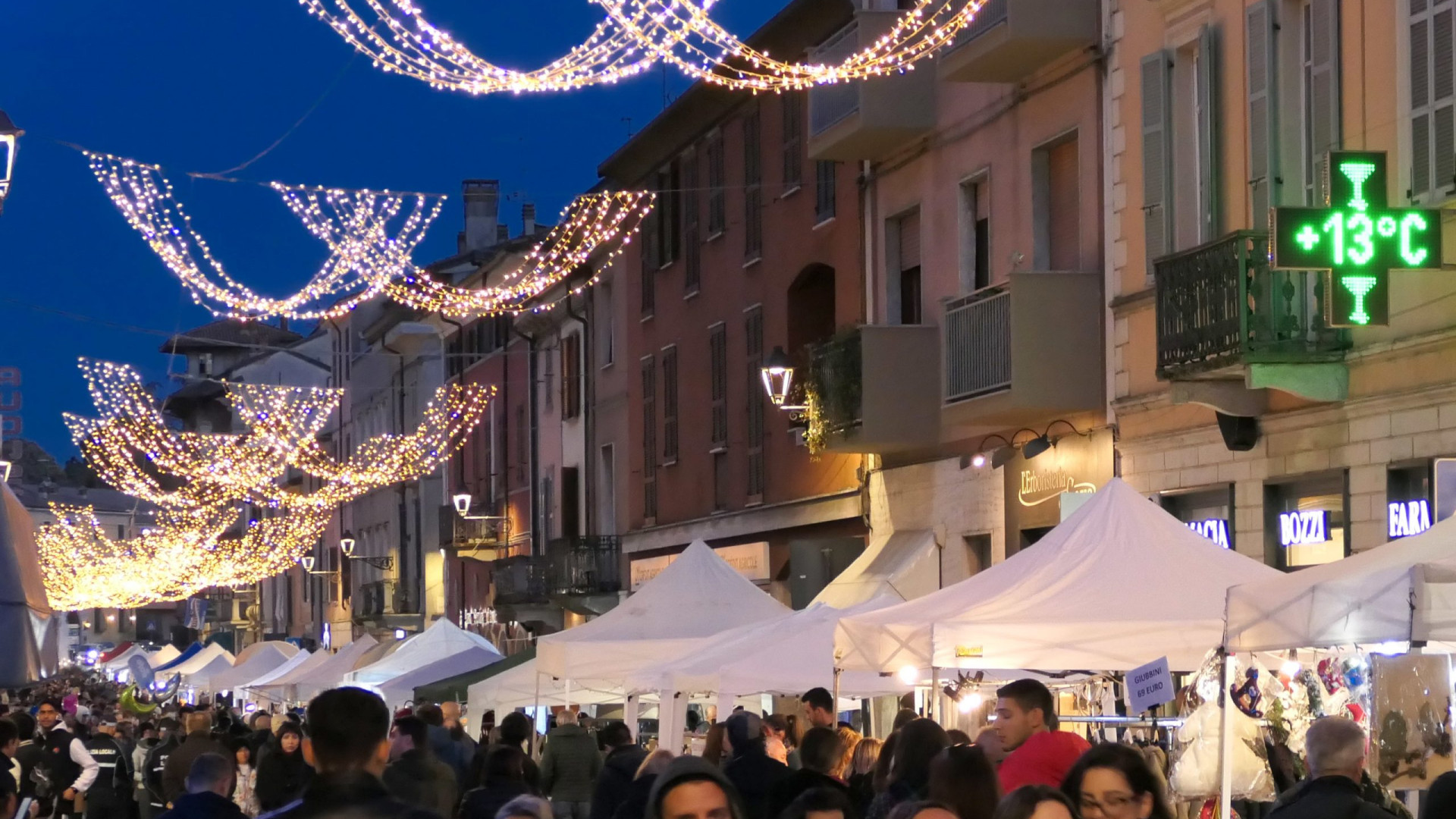 A Castel San Giovanni è già tempo di Natale. Accese le luminarie di corso Matteotti