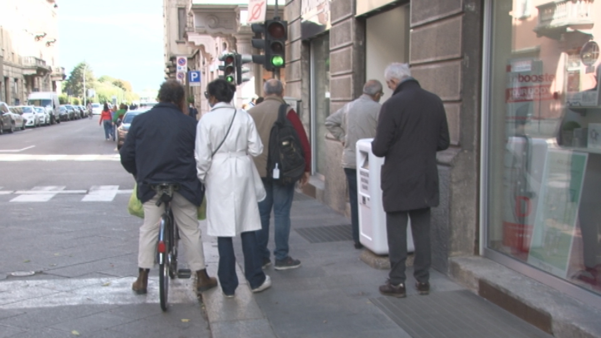 Mascherina obbligatoria, farmacie prese d'assalto. Boom di richieste