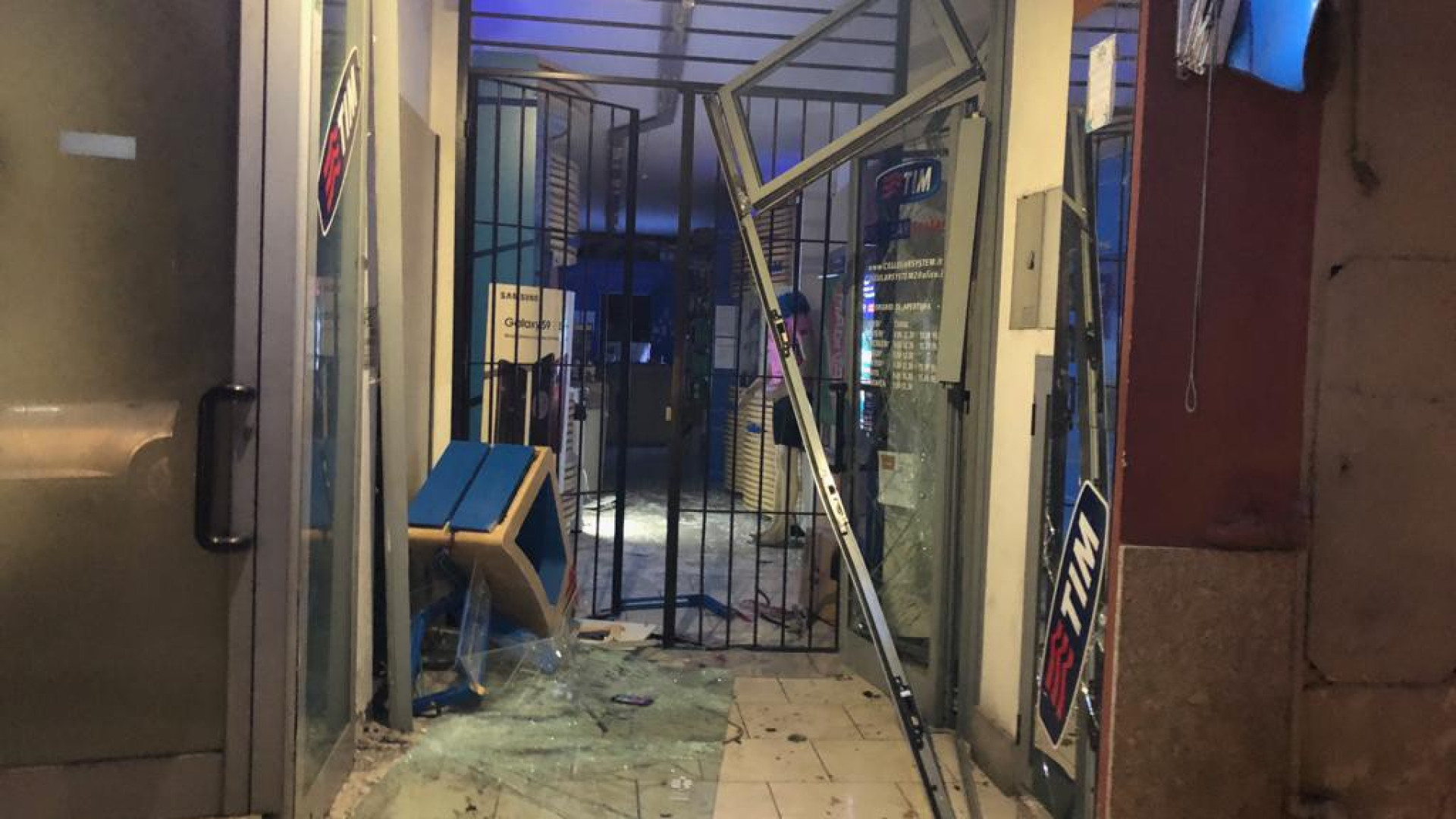 In tre minuti spaccata con l'auto, razzia di cellulari e fuga. Bottino 40mila euro