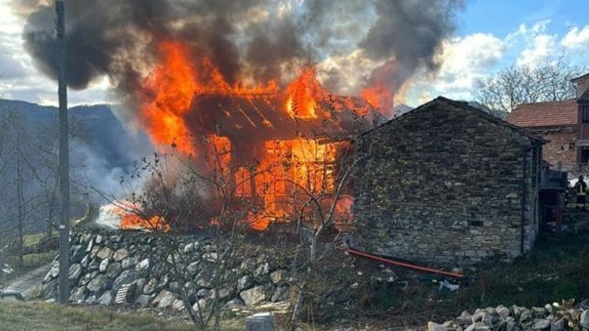 Incendio a Brugneto di Ferriere, chalet in legno distrutto dalle fiamme