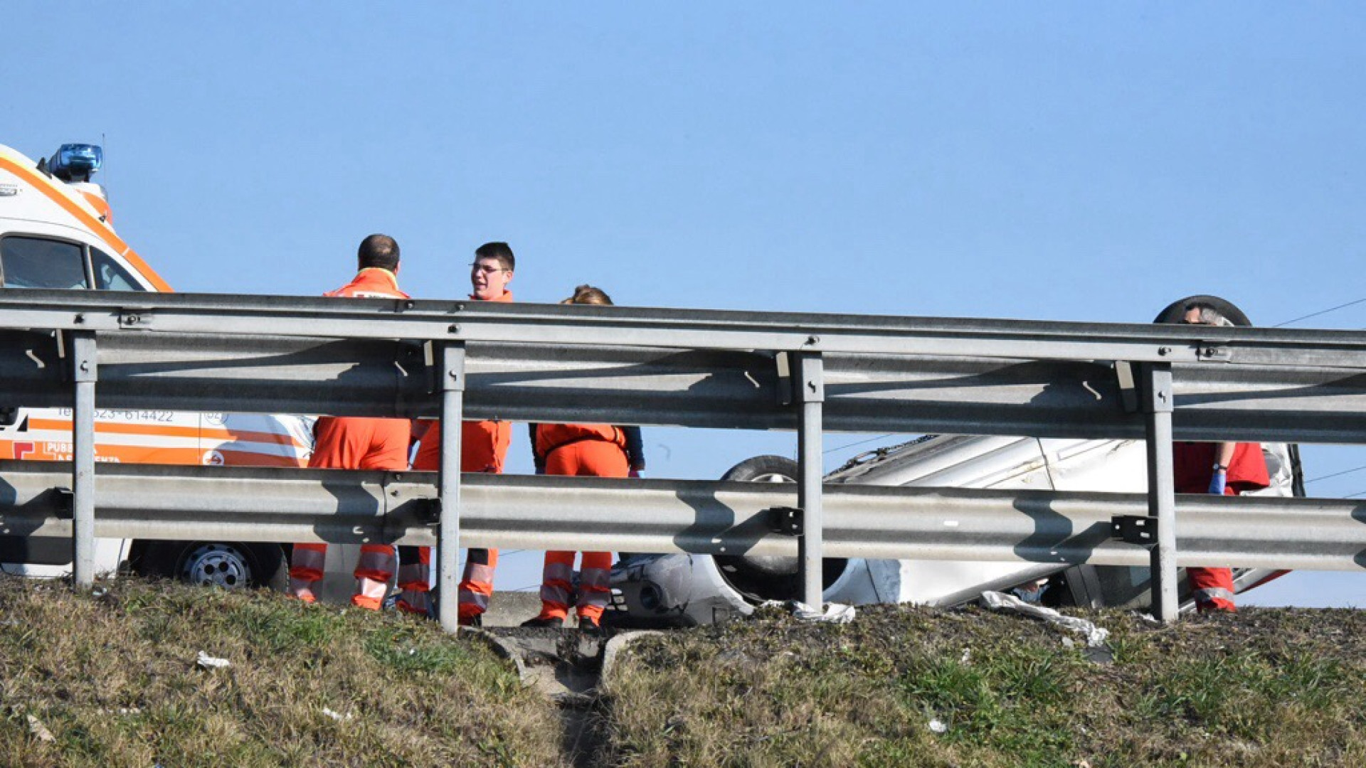 Scontro in A1: auto ribaltata, uomo incastrato. Traffico in tilt