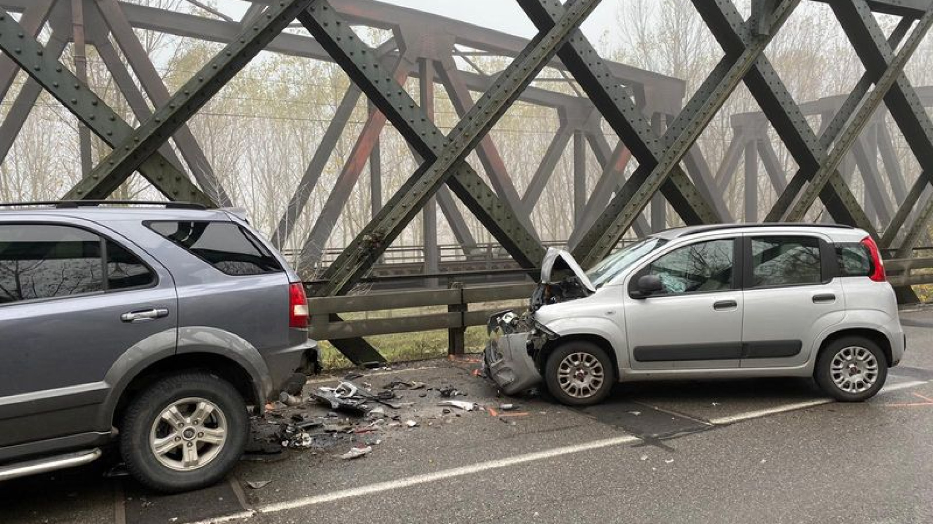 Tamponamento sul ponte tra due auto: lunghe code e disagi