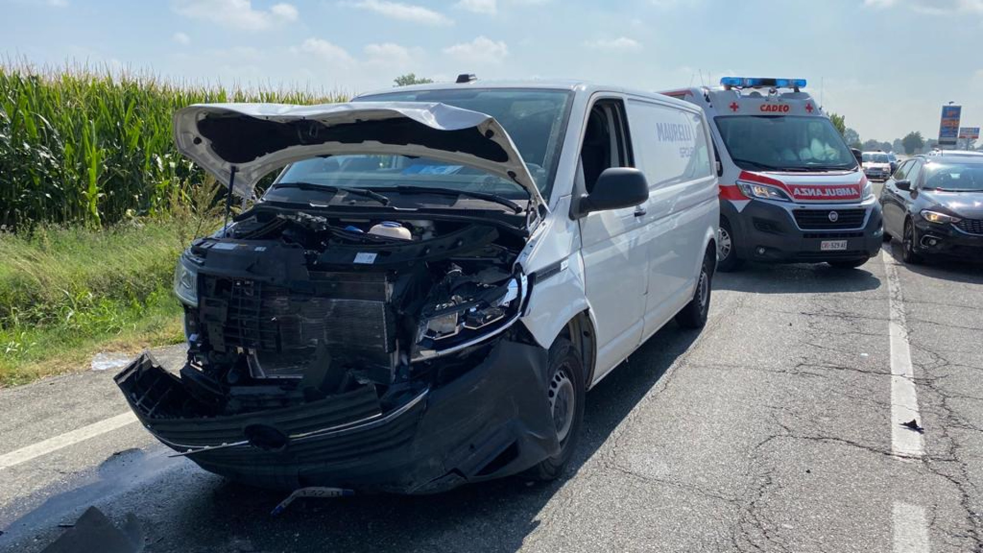Violento tamponamento tra un furgone e un'auto sulla via Emilia, tre feriti