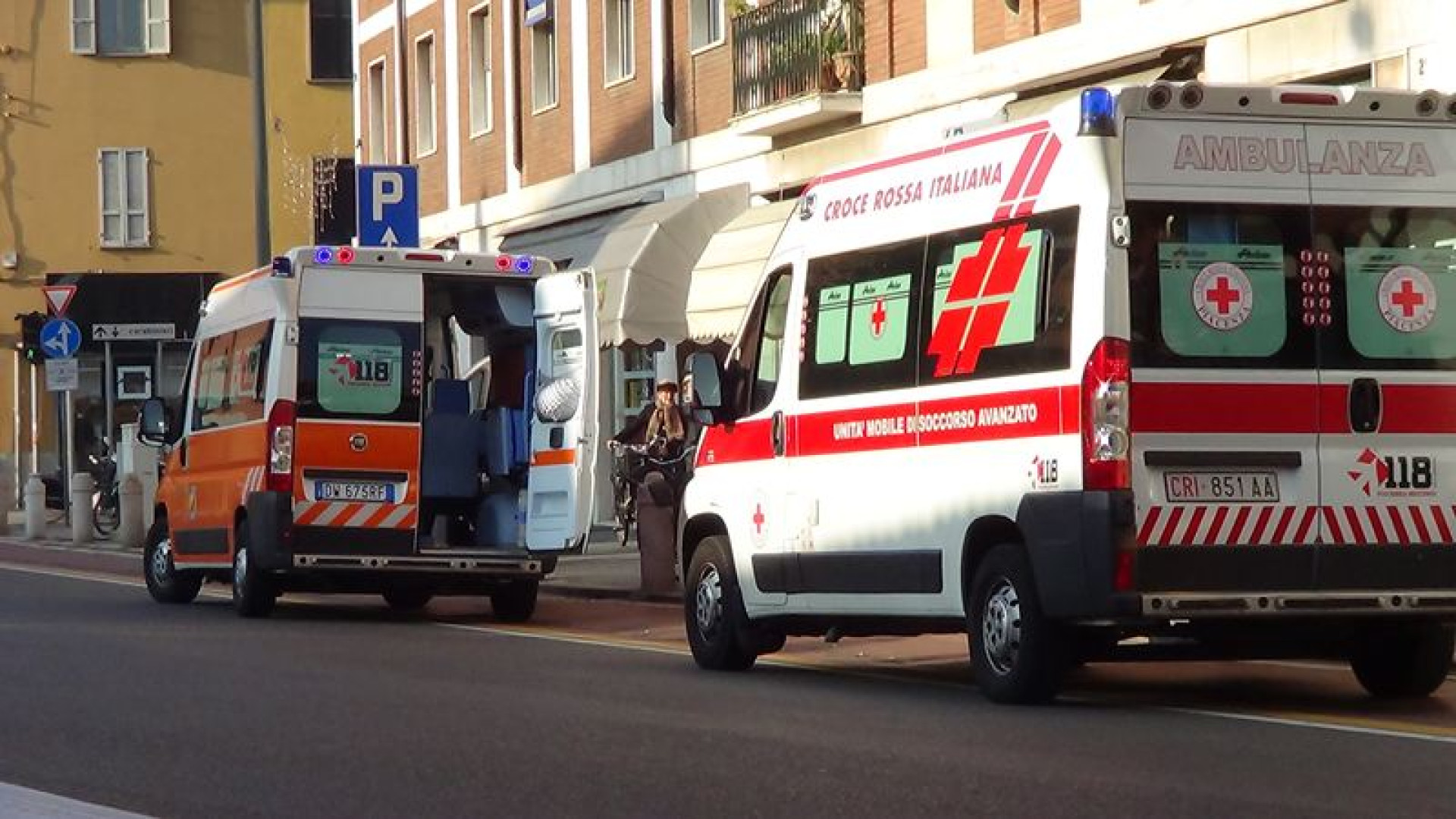 Cade dalle scale, donna ferita sullo Stradone. Besurica, divano prende fuoco
