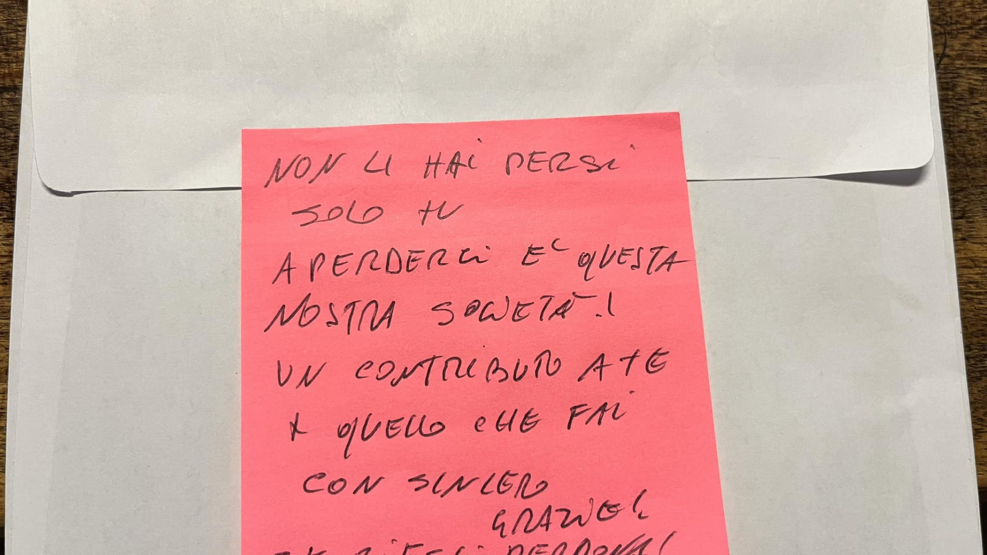 Parroco sorprende ladro che scappa con le offerte. Un fedele le restituisce