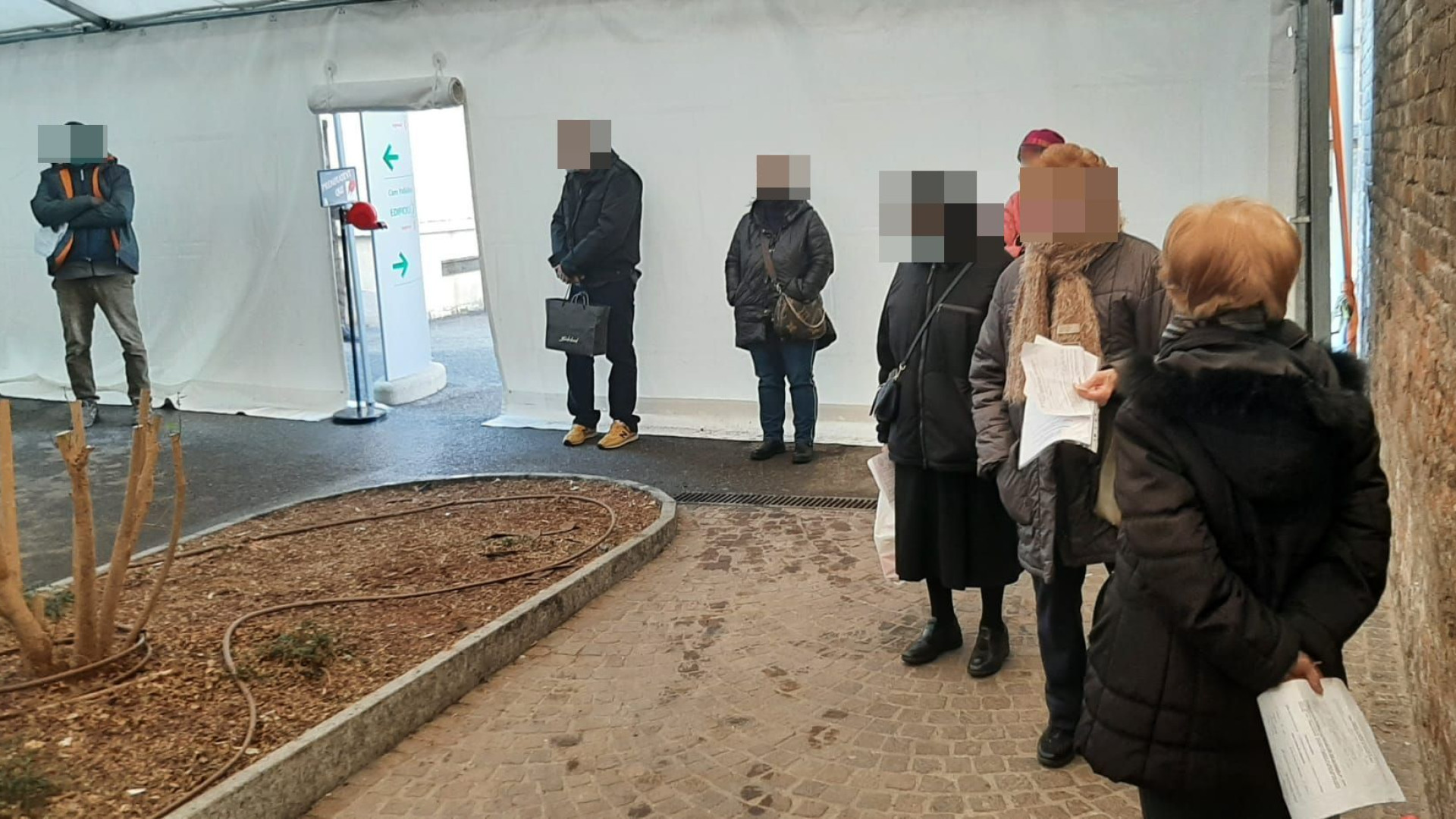 "Tre ore di coda al freddo per ritirare una medicina alla farmacia dell'ospedale"