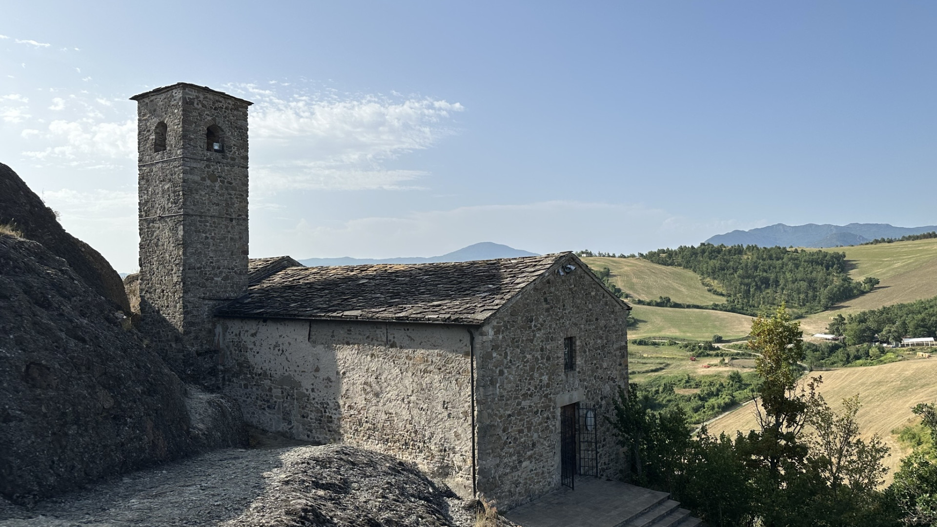 Alla Pietra Perduca codice Qr per visitare la chiesetta: tour virtuale tra affreschi e misteri