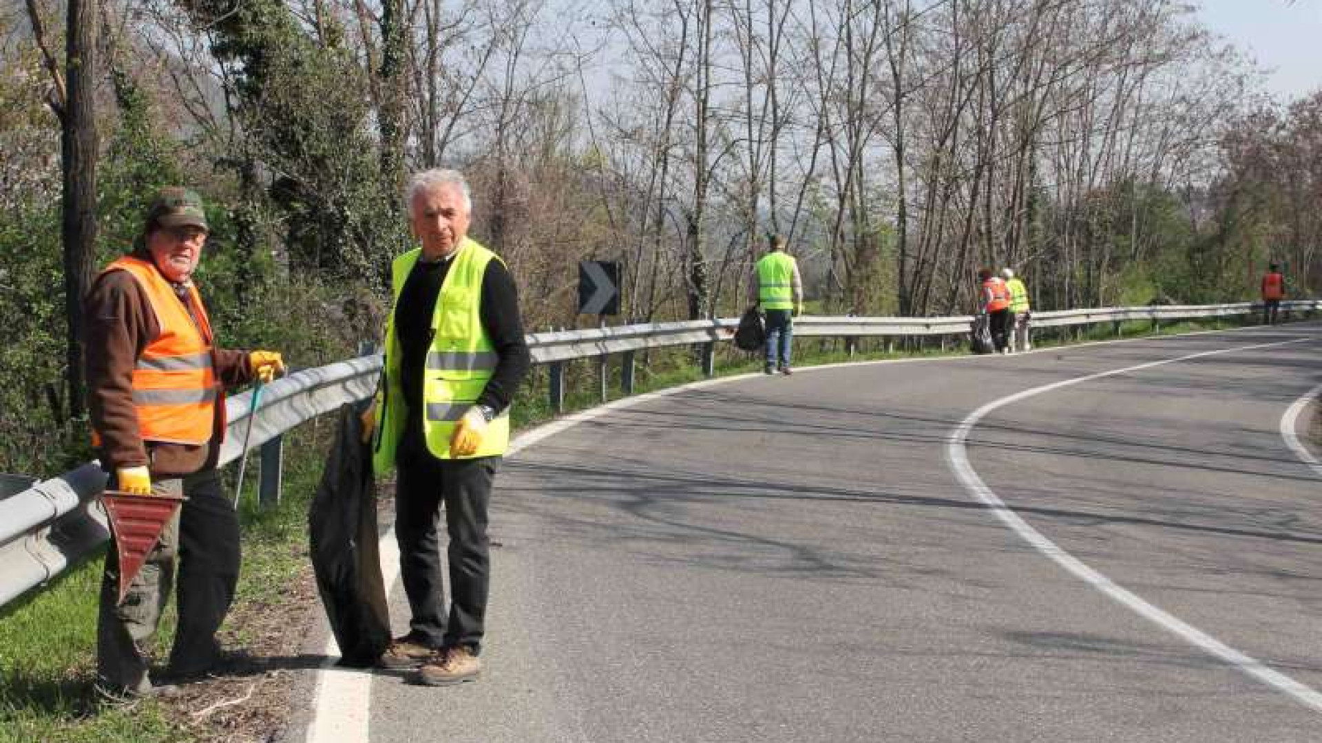 Tra frigoriferi e plastica, i volontari puliscono la Statale 45