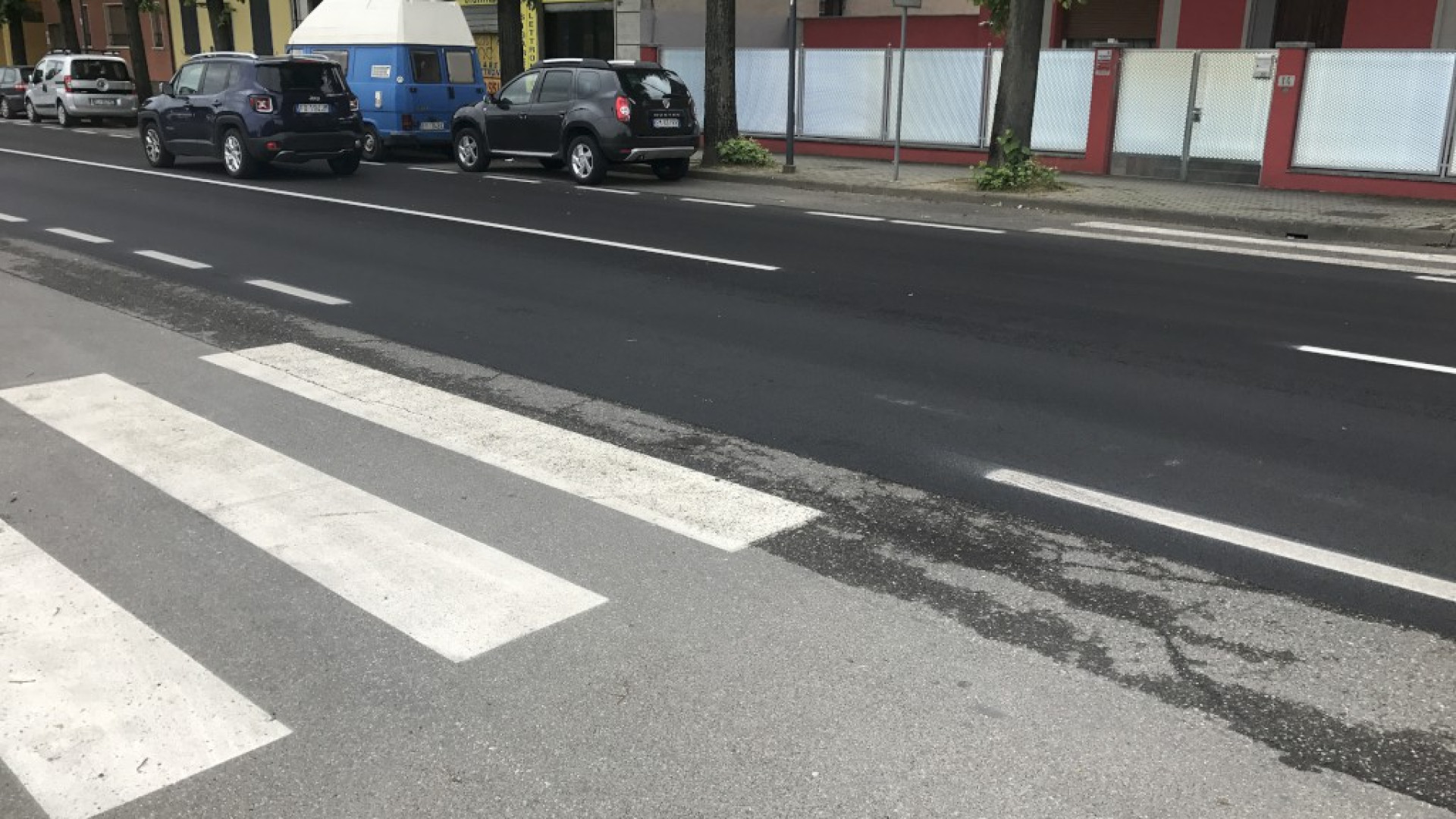 Asfaltatura completata ma strisce pedonali assenti. Succede in via IV Novembre