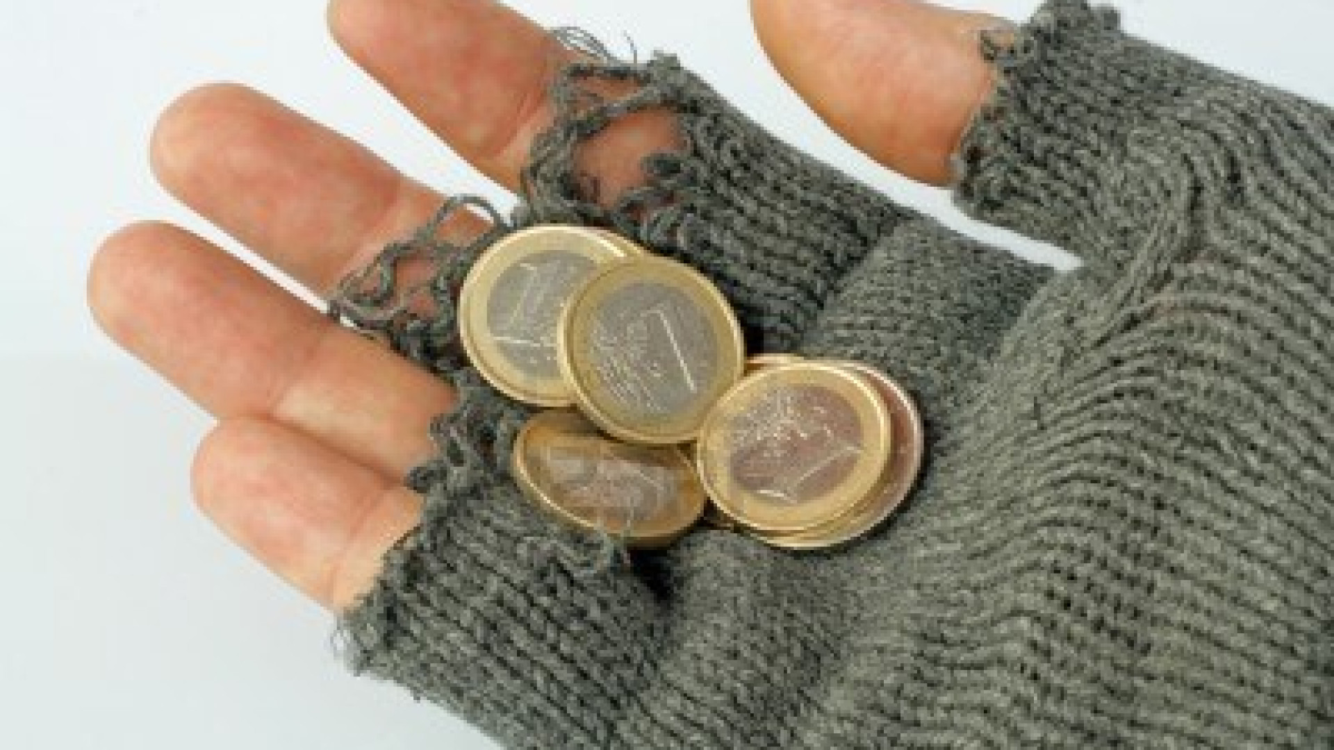 Chiede l'elemosina e gli offrono la colazione. Per ringraziare gli ruba la bici