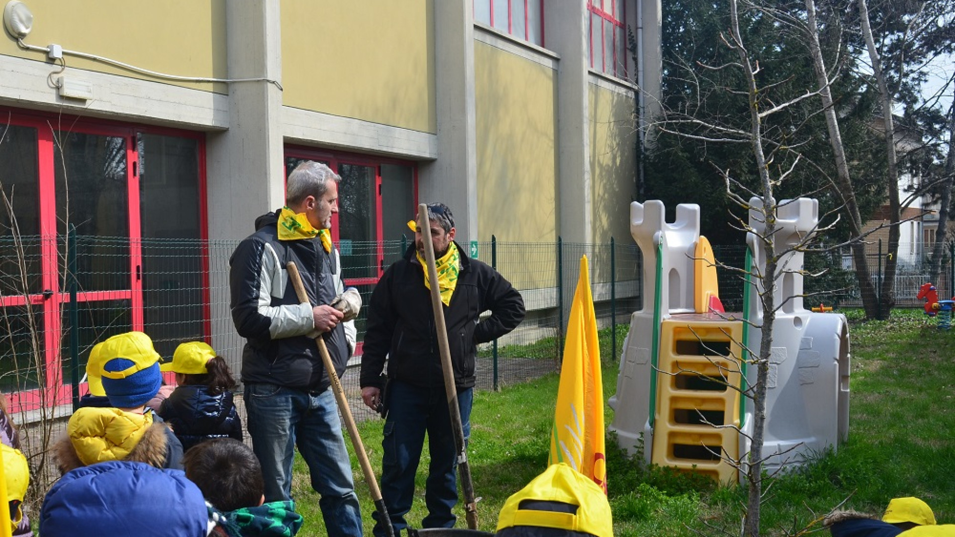 "Festa dell'albero" alla scuola Carella. Valorizzazione del bosco, nuovo bando del Gal