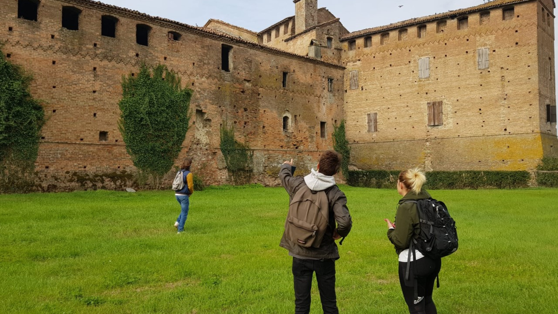 Calendasco, venti universitari del Politecnico studiano il castello medievale