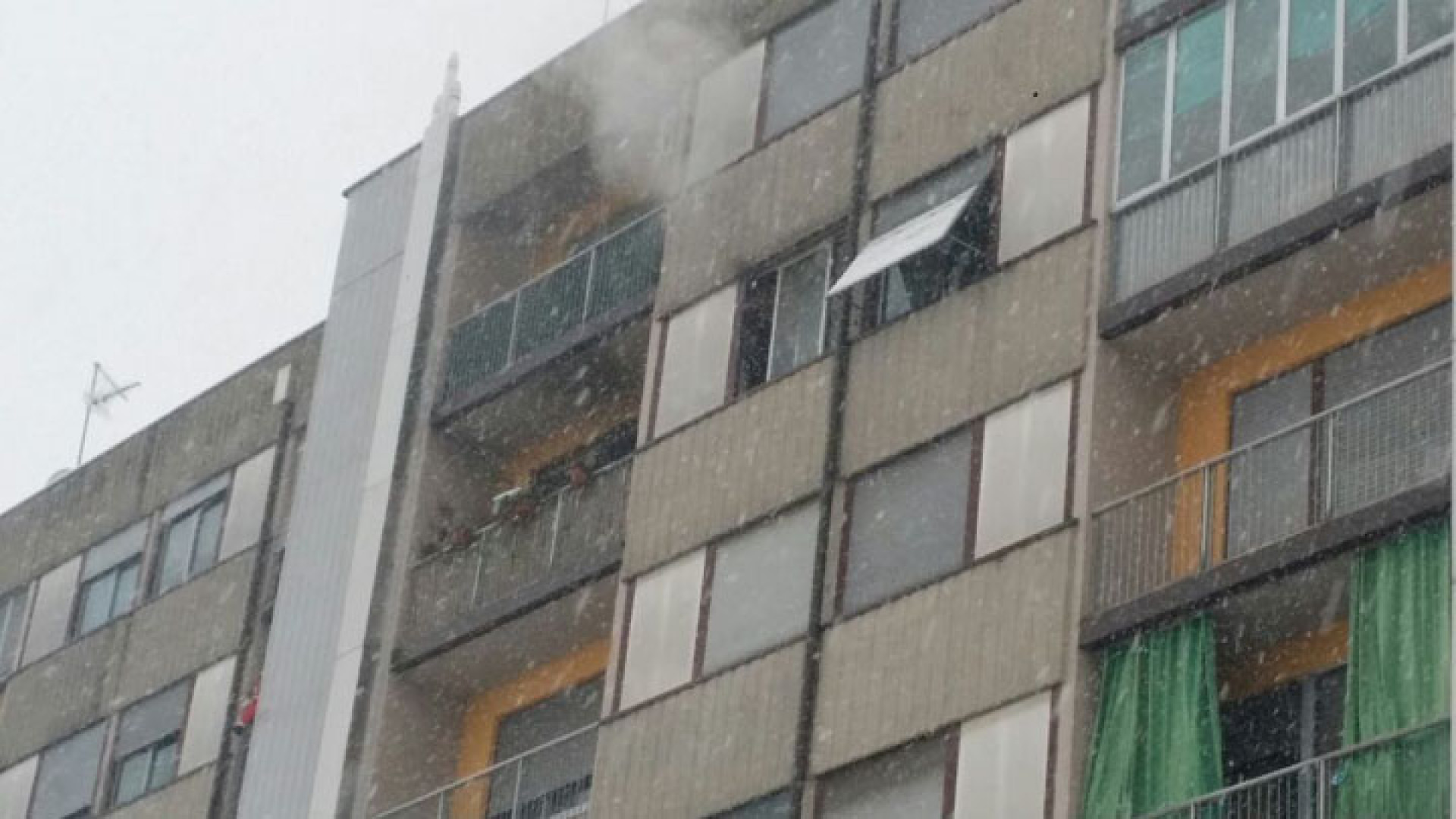 Appartamento in fiamme: evacuato palazzo in via Marinai d'Italia