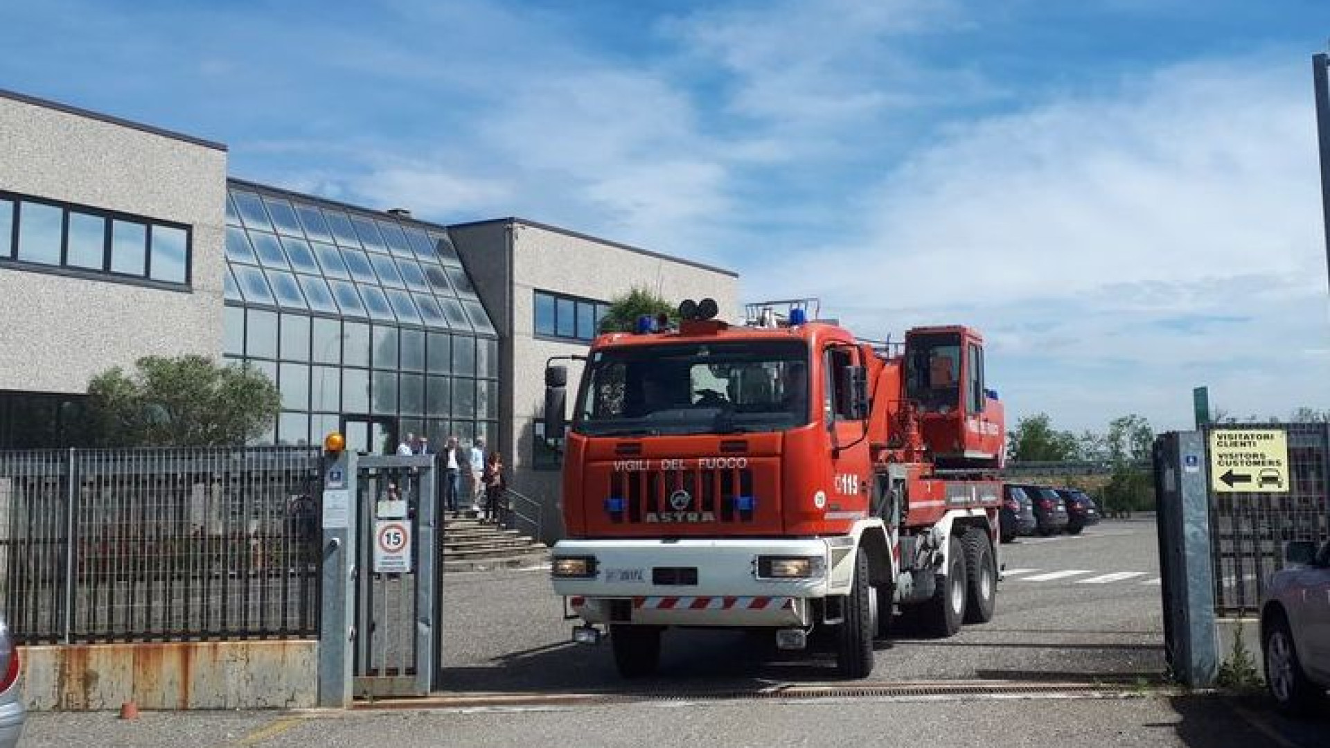 Era in pensione e lavorava a chiamata l'operaio piacentino di 68 anni morto schiacciato da una lastra d'acciaio