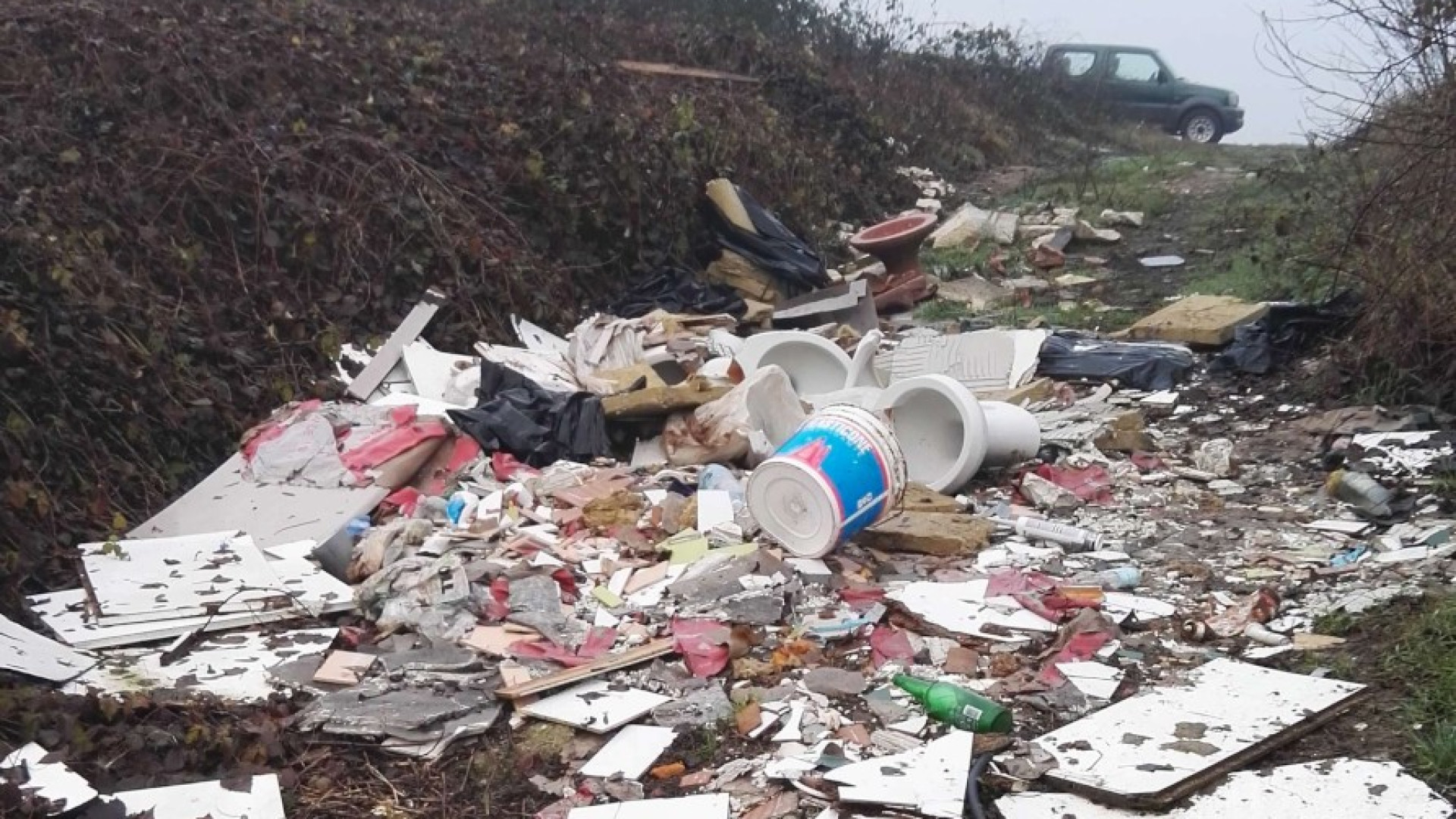 Batterie, pneumatici e un frigo: discarica  nell'Arda a Fiorenzuola