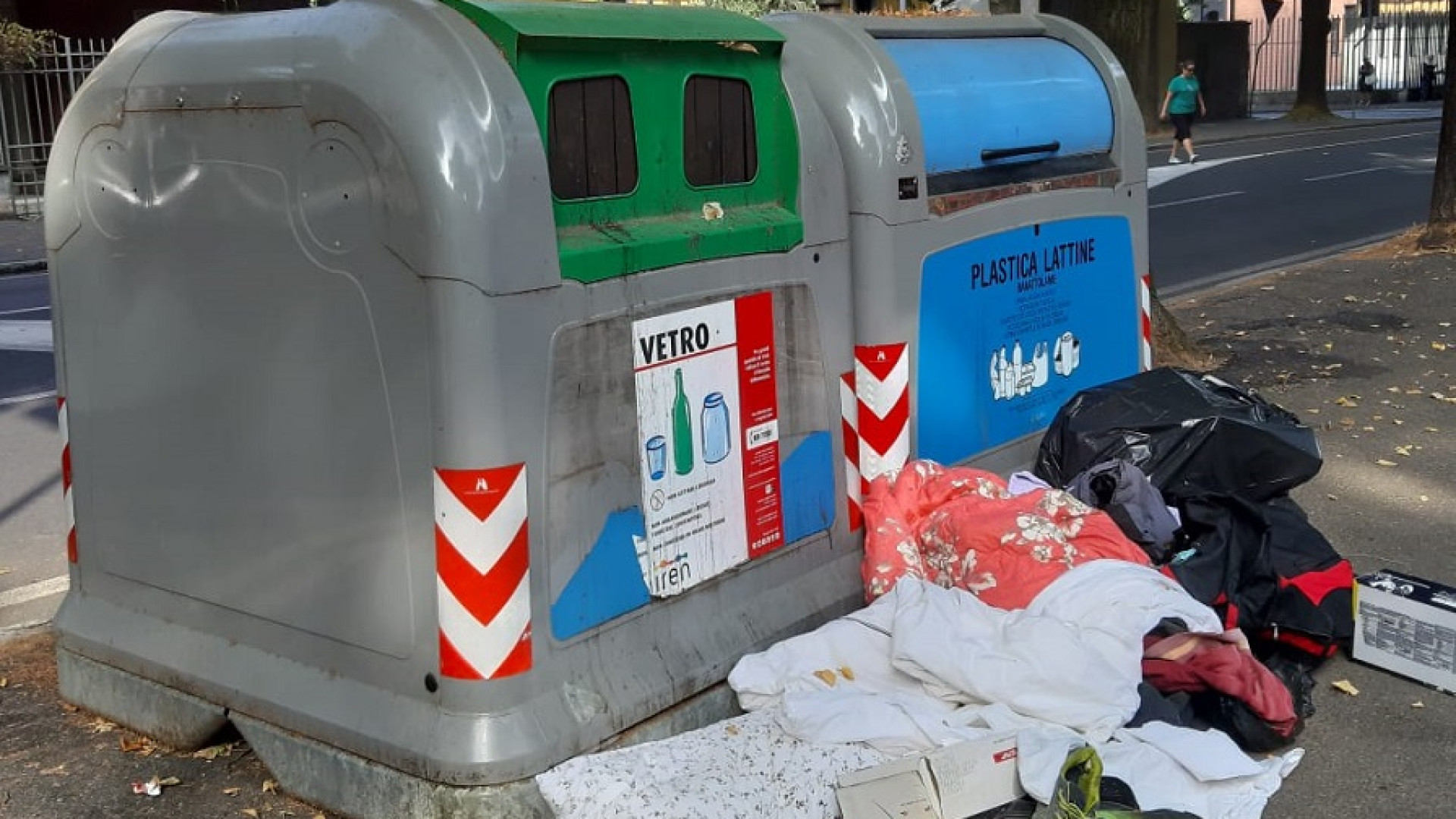 Spostata la campana dei vestiti: scatta l'abbandono selvaggio di indumenti