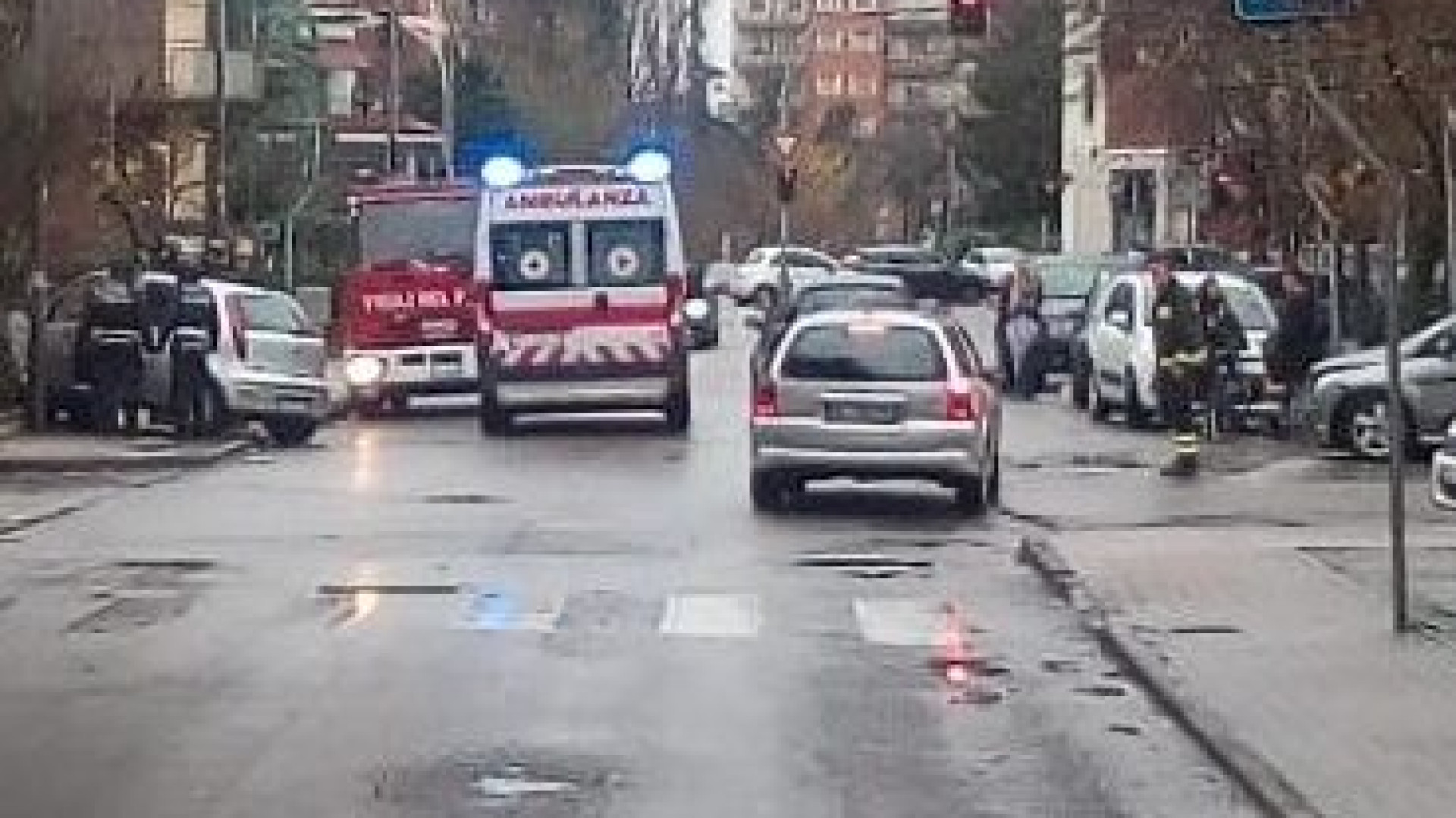 Schianto all'incrocio in via Don Minzoni: auto sfonda un cancello