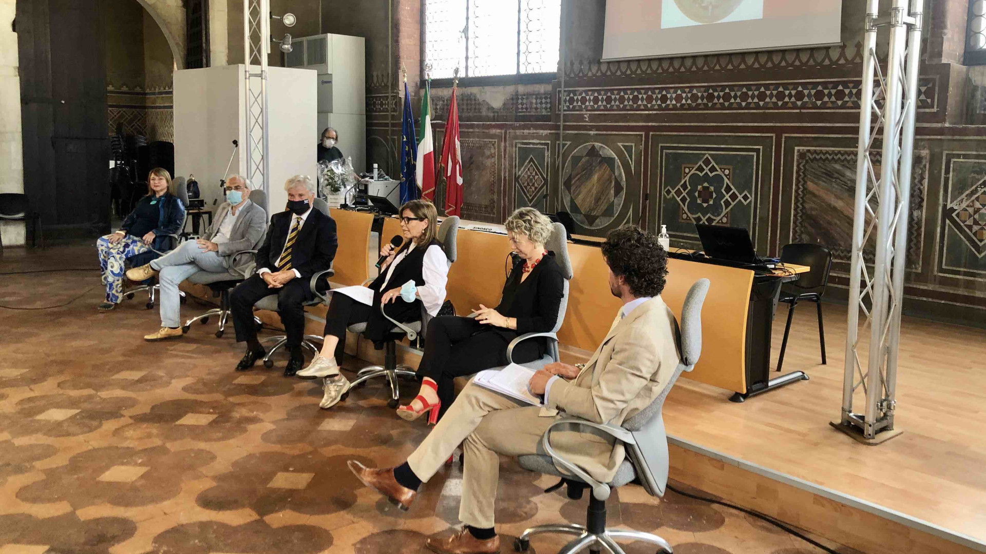 Restaurato lo stemma comunale nel ricordo di Gianni Levoni