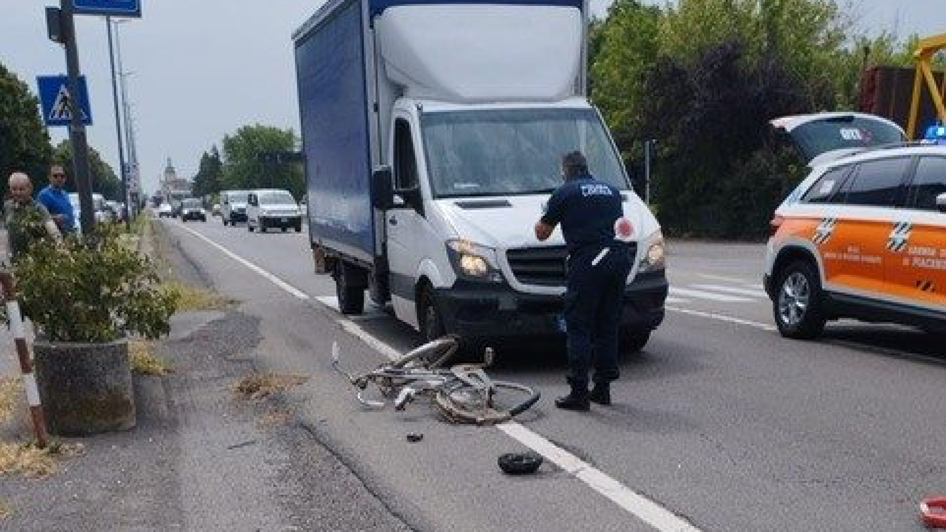 Roveleto: urtato da un furgone sulla via Emilia, ciclista 82enne all'ospedale