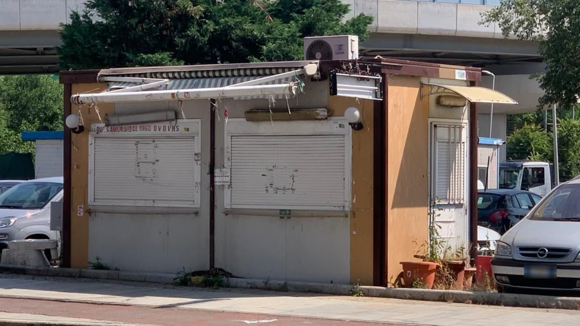 Addio a Ippolito e al suo storico chiosco di bandiere. L'assessore: "Sarà demolito"