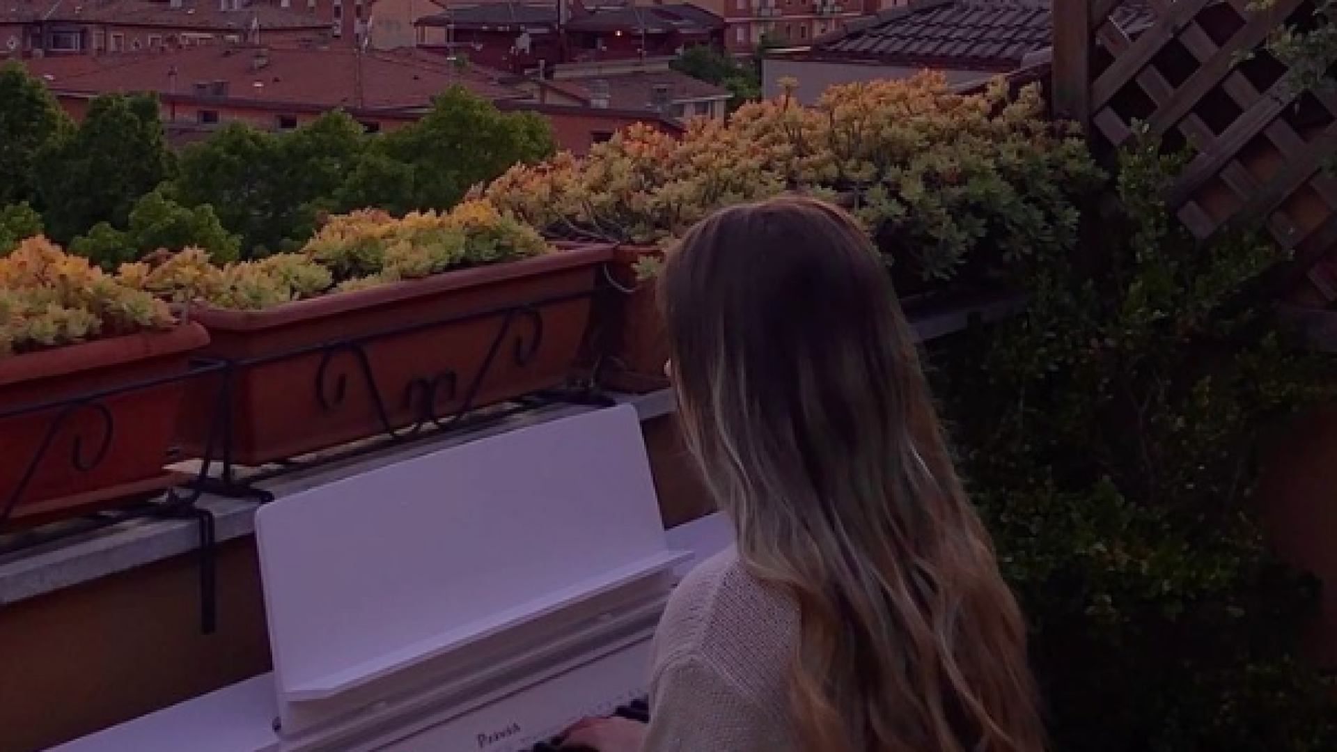 Cecilia dedica "Nuvole bianche" a Piacenza: la sua esibizione è pura emozione