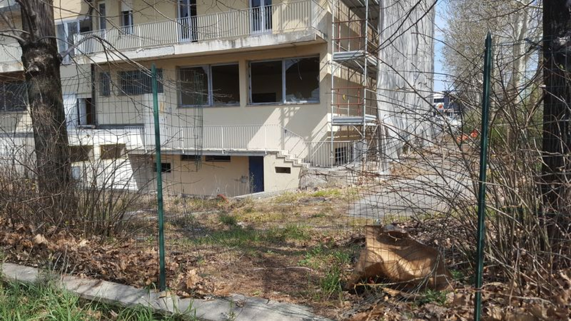 Video estremi sul tetto del Motel K2, il custode: "Prima o poi si ammazzano"