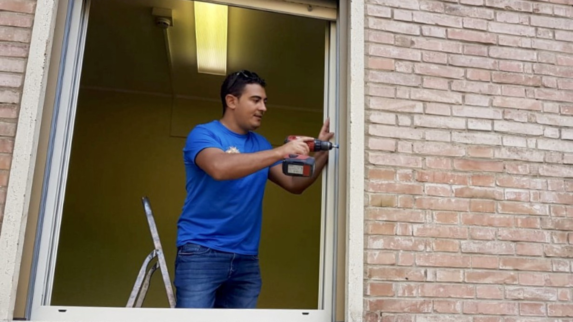 Zanzariere alla finestre di un nido grazie al cuore d'oro di un artigiano