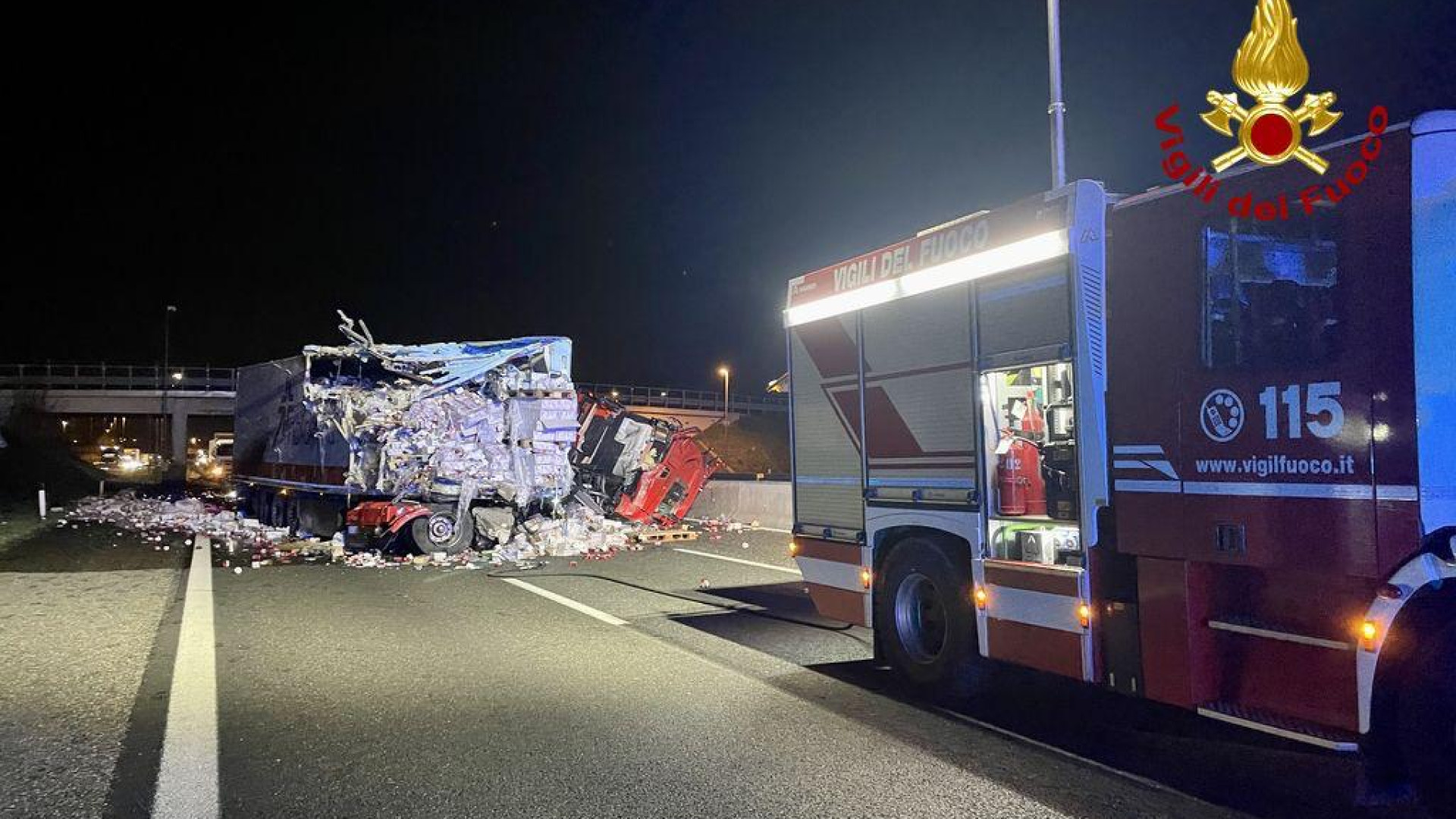 Tir sbanda e finisce contro il cavalcavia: autista incastrato nelle lamiere in A1
